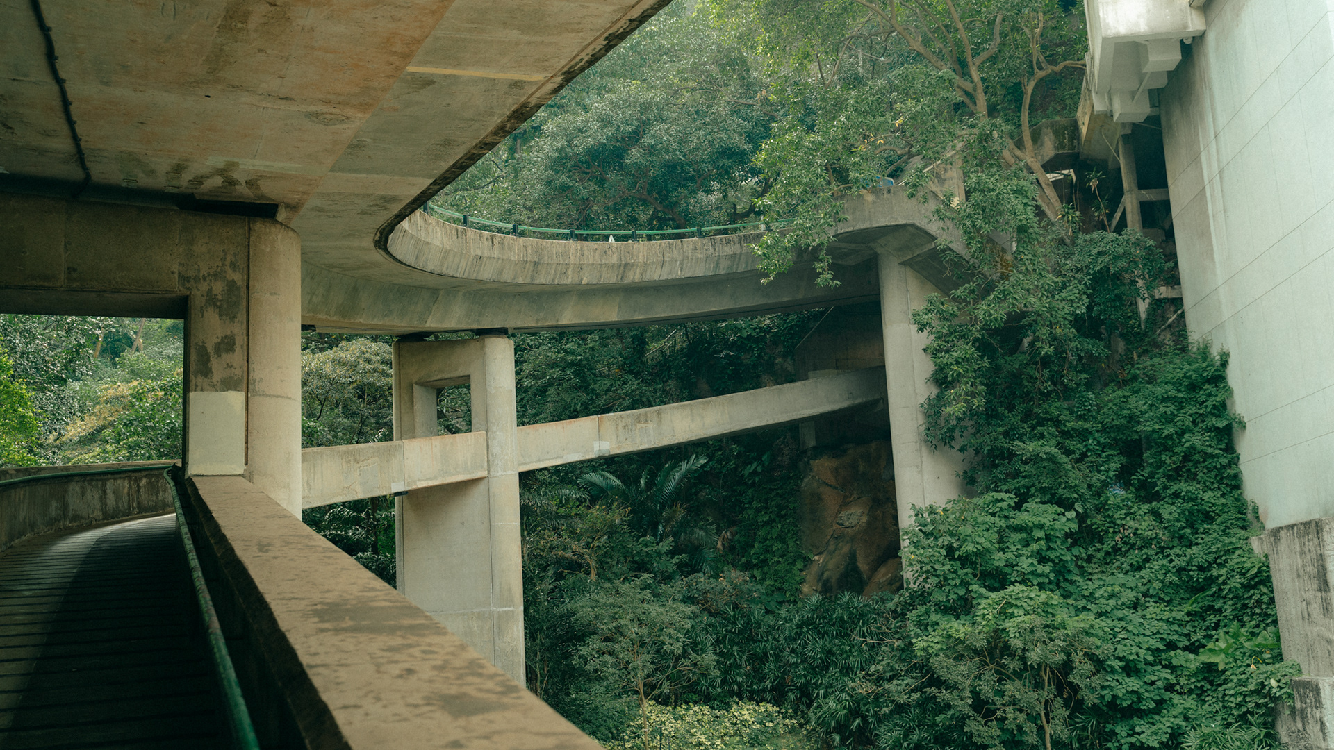 betonbrücke vor rün, hongkong, 2025
