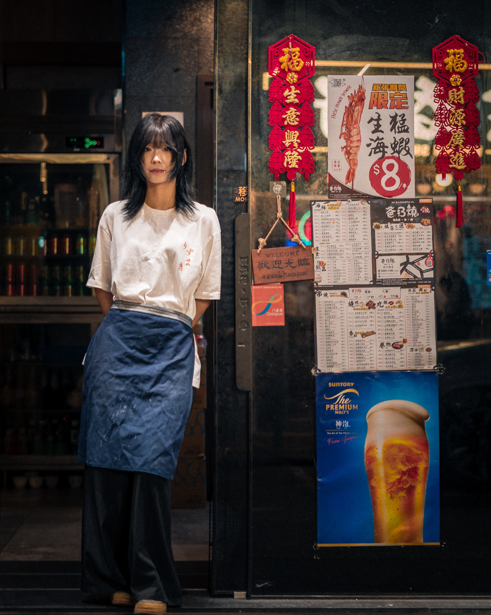 person im eingangsbereich, hongkong, 2025