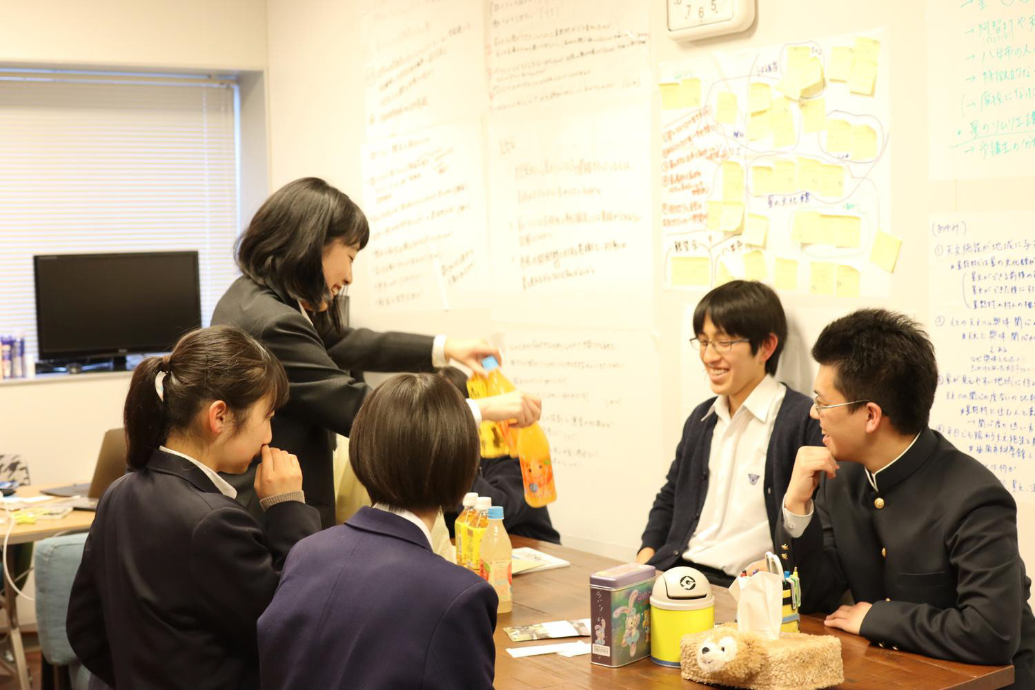 みんなで法政大学に集まって研究