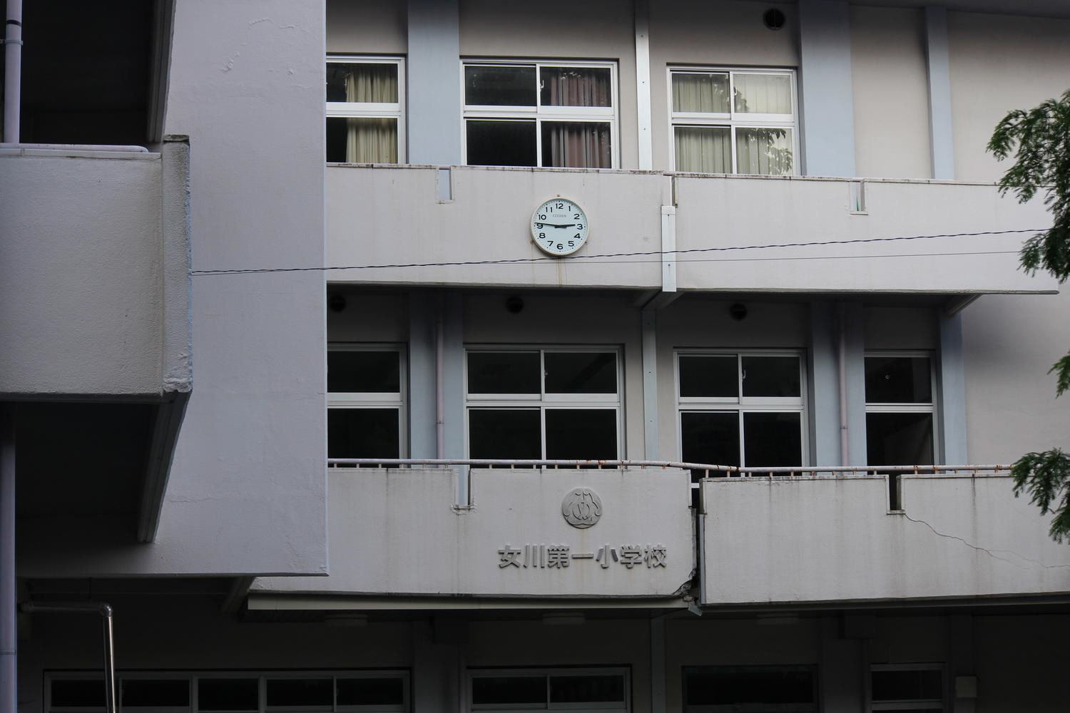 震災直後に止まった時計。廃校になった小学校を女川向学館として使用。