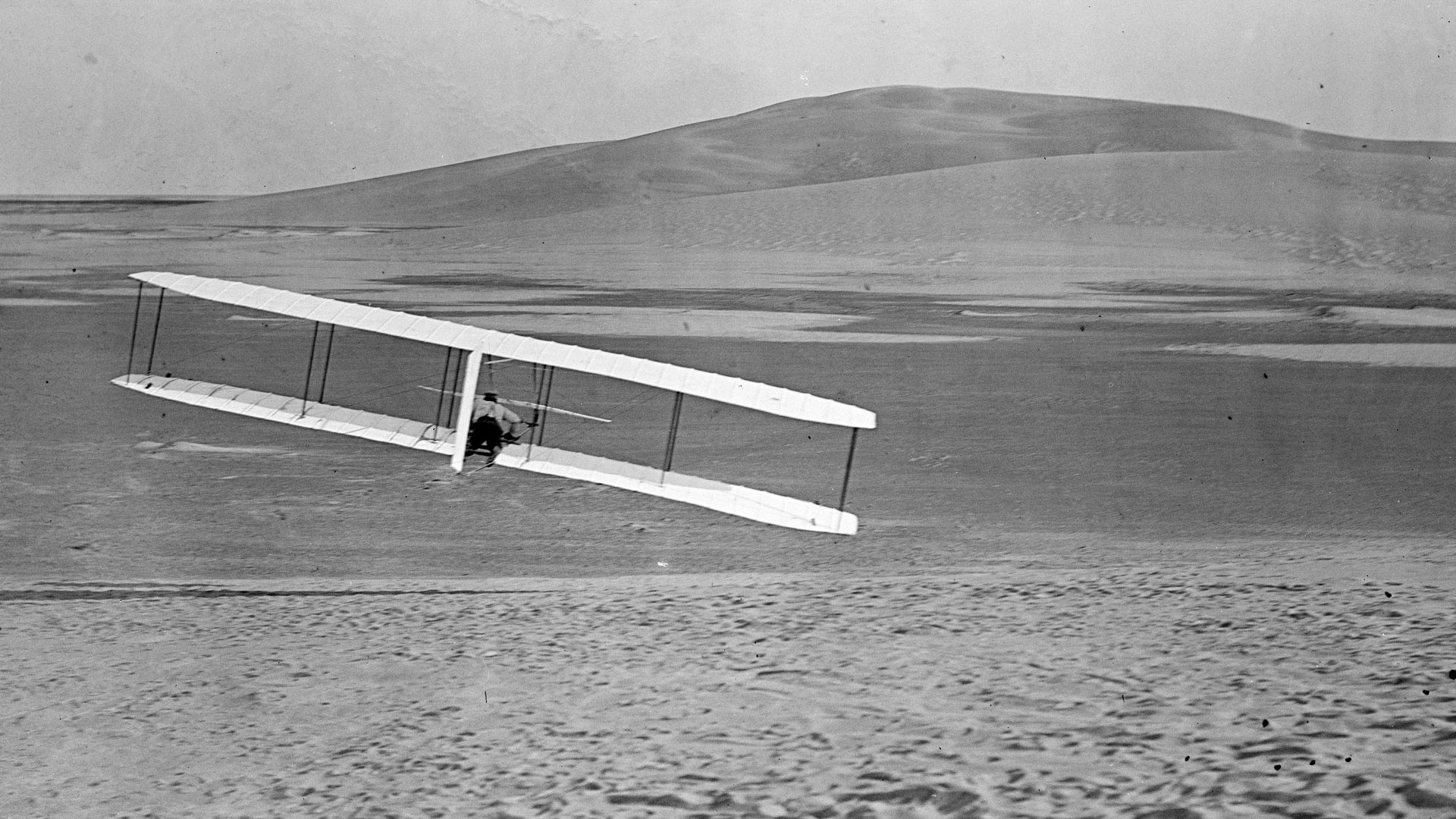 Wilbur making a right turn in glide from No. 2 Hill, Kitty Hawk, North Carolina, 1902.