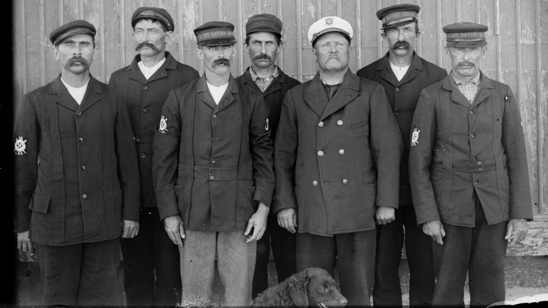 Kitty Hawk lifesaving crew: Captain Joseph Payne, Oliver T[...]ford, Jos. Best, Ben Toler, Tom Suerling, and Tom Heintz, 1900.