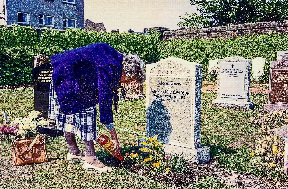 Maxa at Iain's Grave