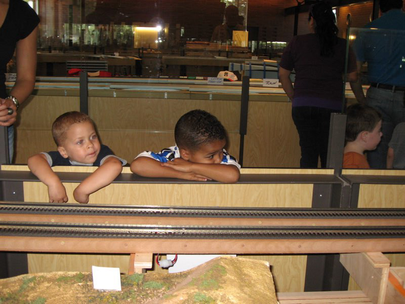 Just hangin’ out in the gap in the glass.