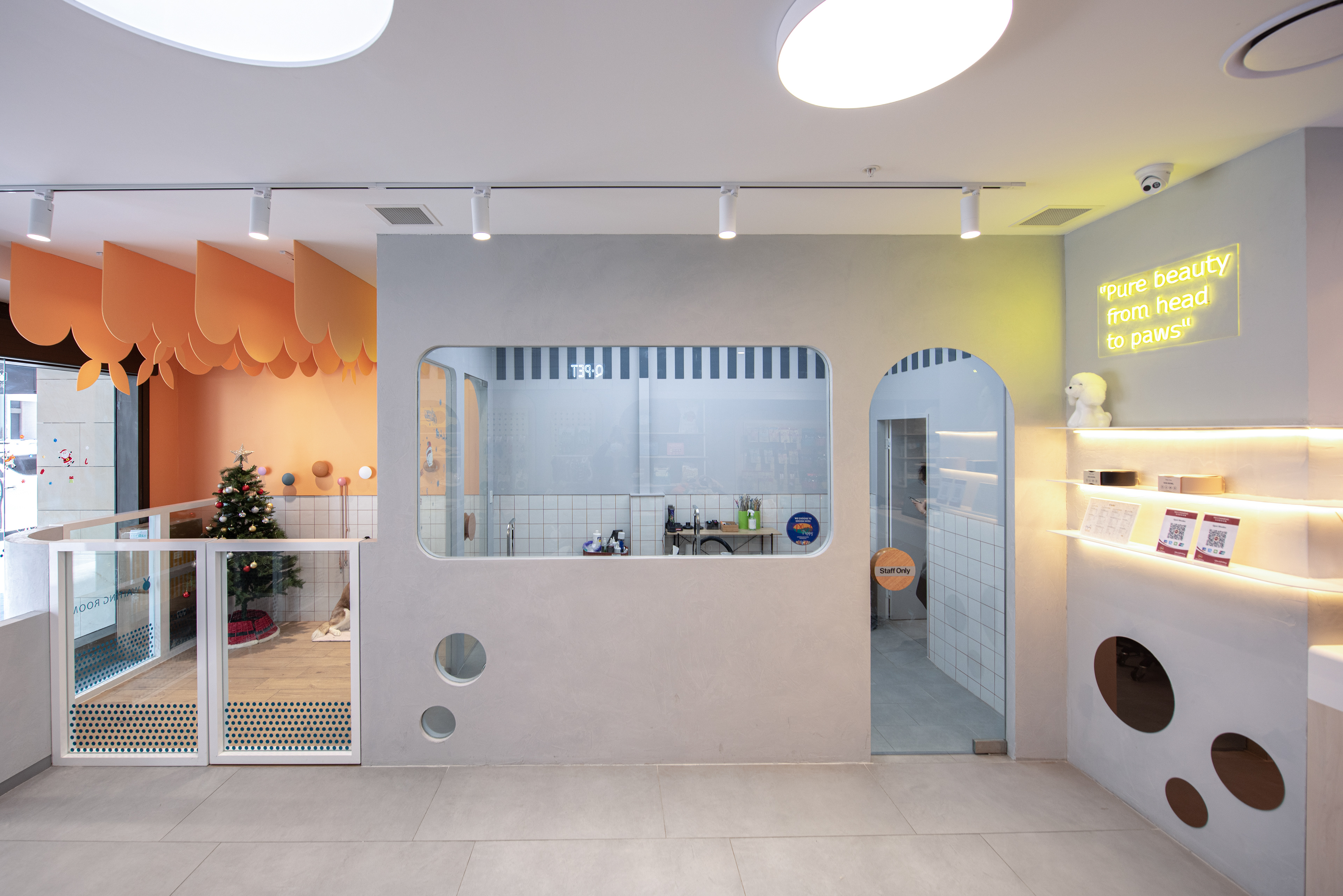 The waiting area is connected with the style room for smoothing traffic circulation.