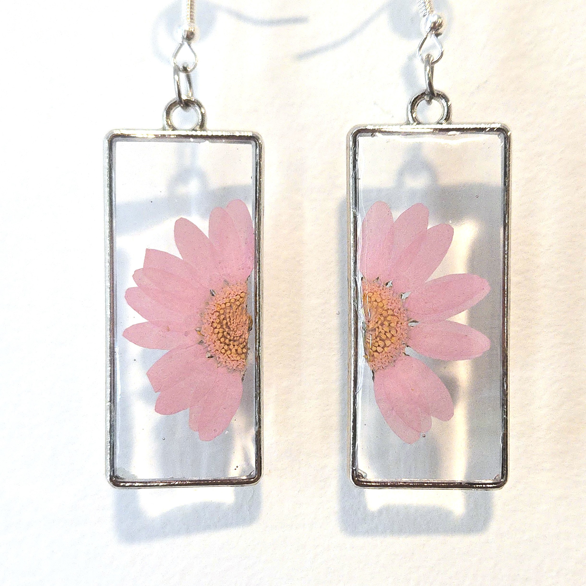 P2. light pink daisy pair in clear rectangle, silver frame