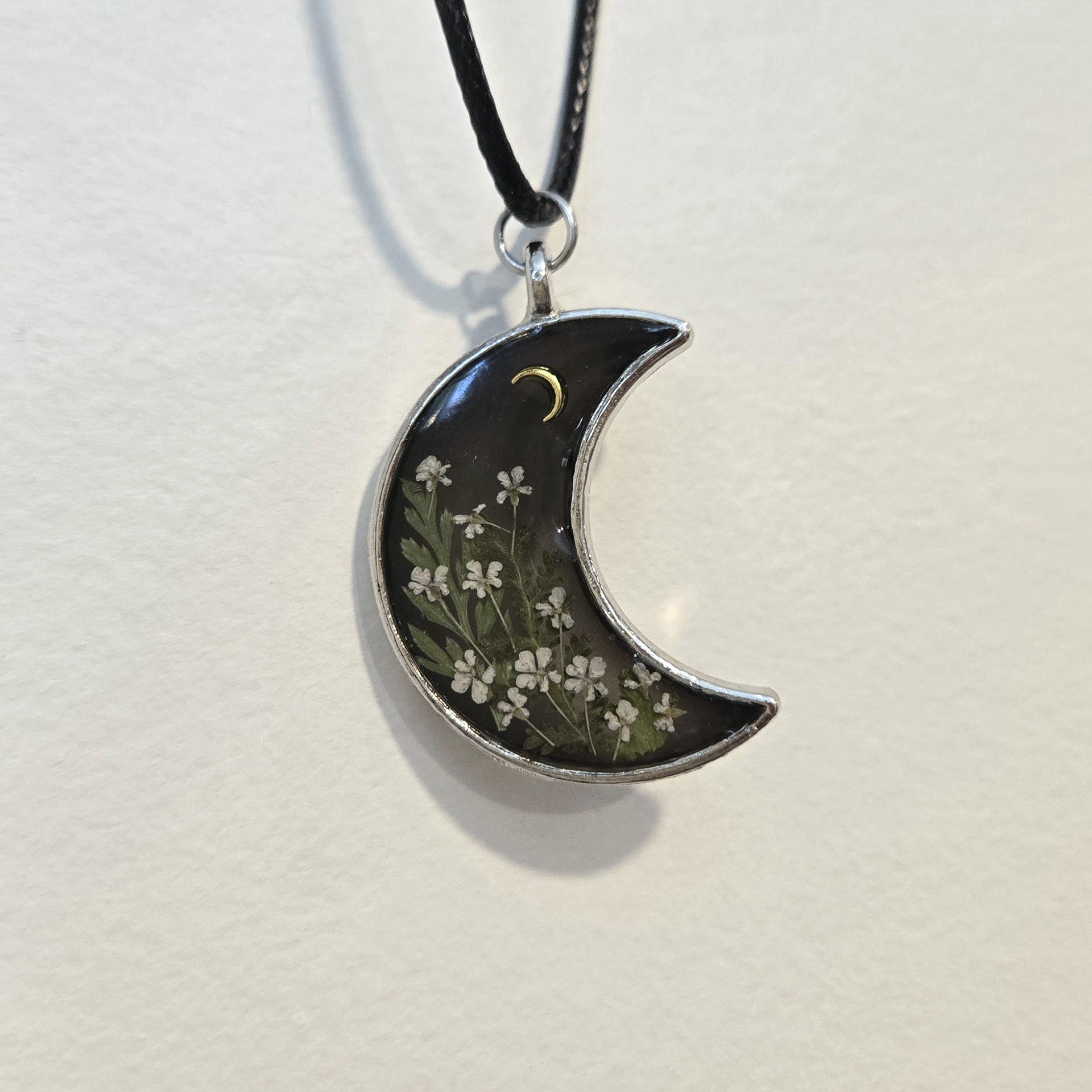 5. white gardenin black moon, silver frame