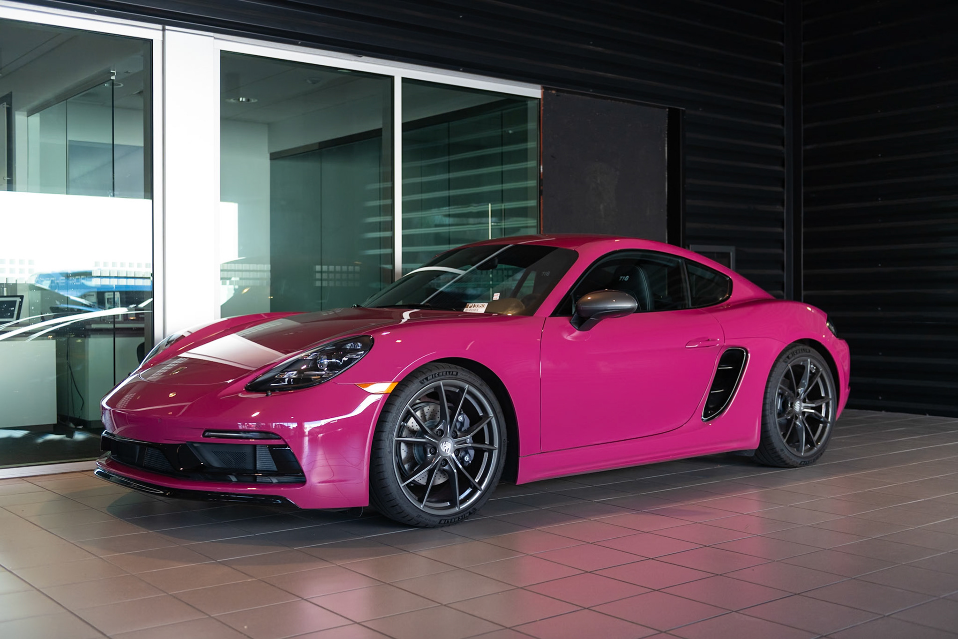 Porsche Cayman GT4 in Rubystar Neo
