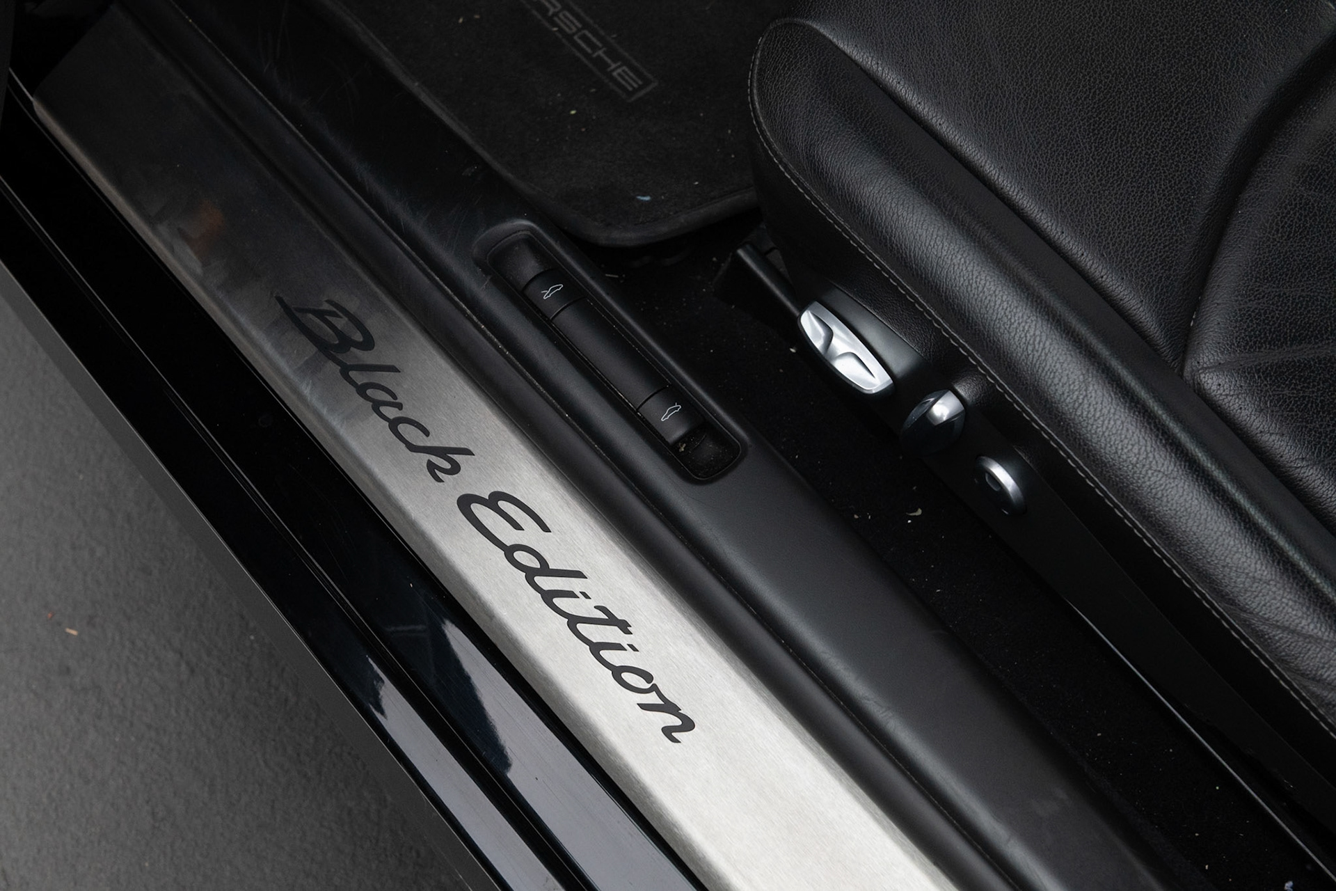 Porsche Carrera Black Edition