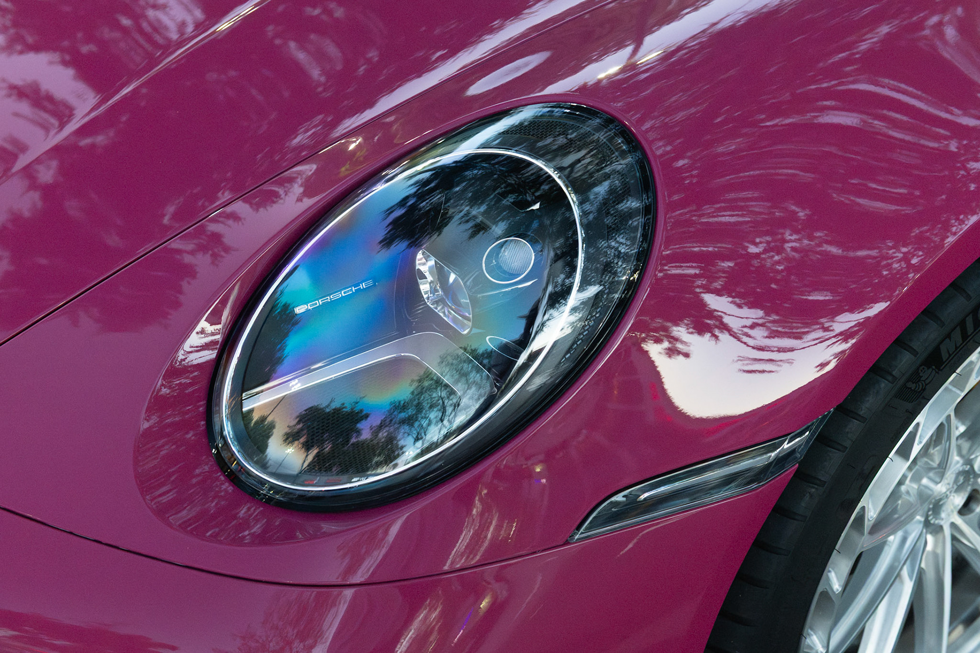 Porsche 911 in Rubystar Neo