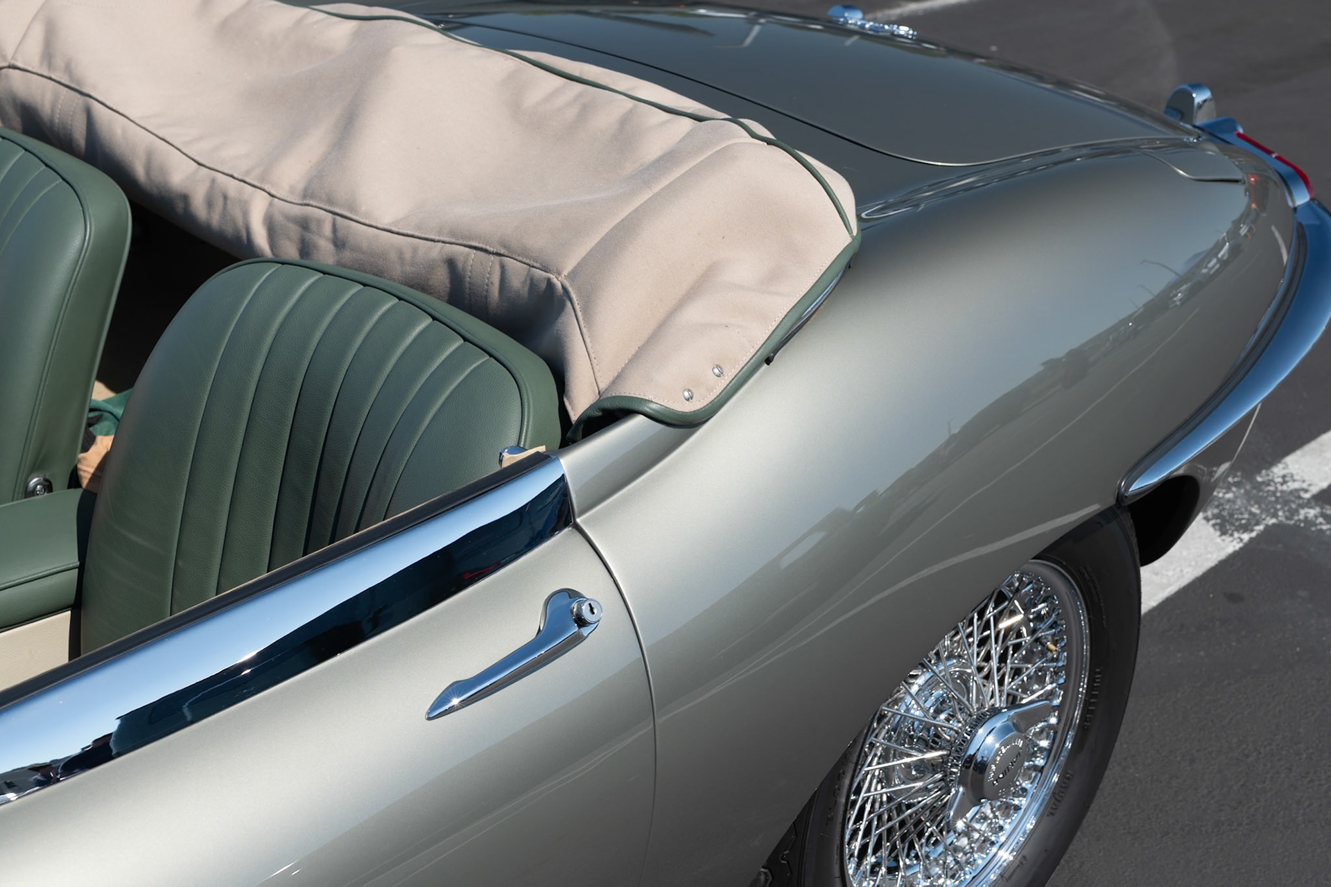 Jaguar E-Type in Opalescent Silver Grey Metallic