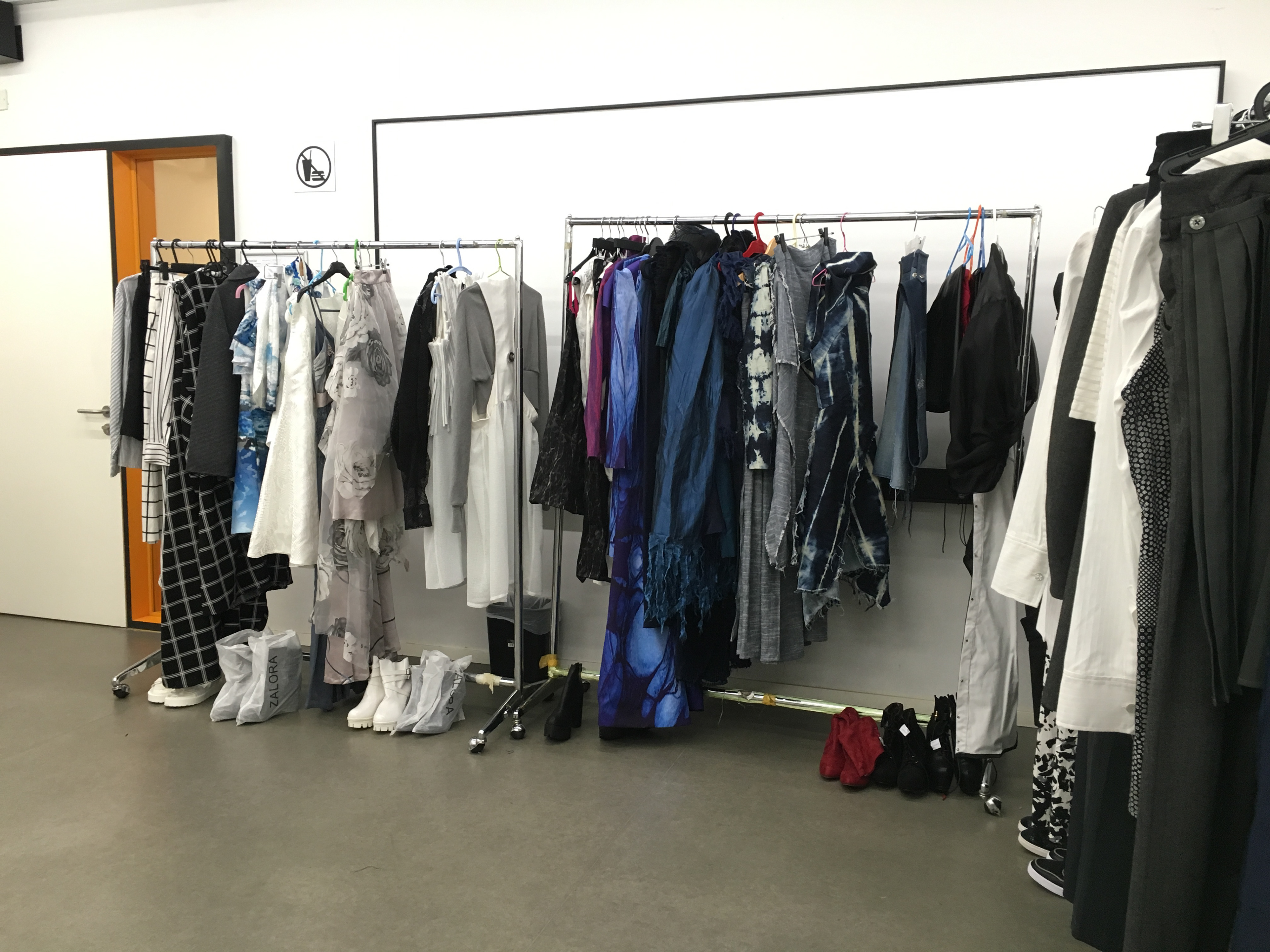 /MODEL FITTING GARMENTS