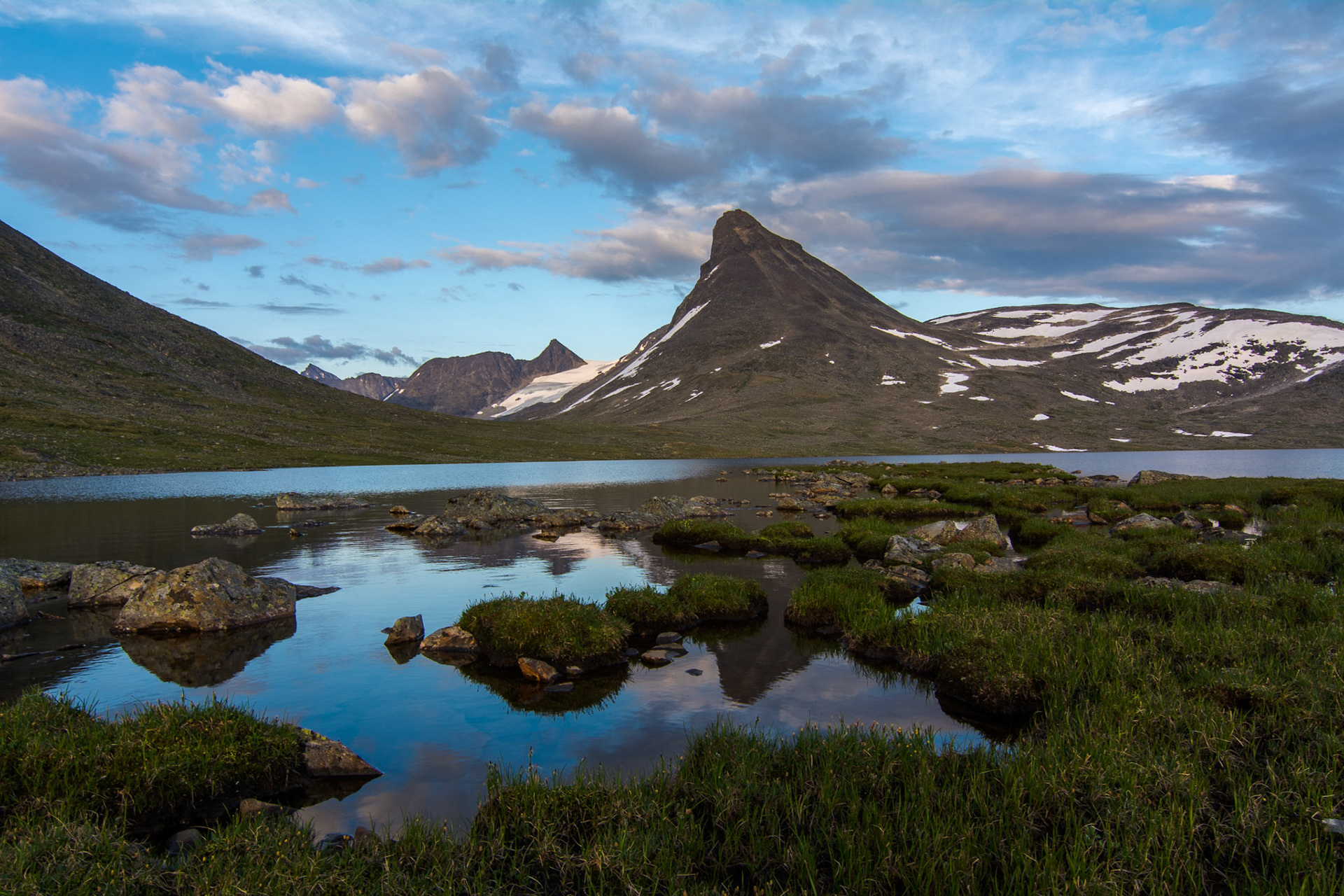 Kyrkja fra Leirvatnet