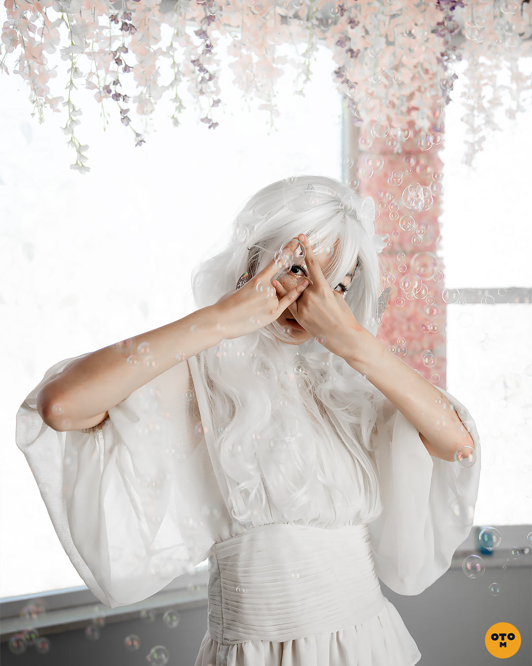 Eye see you, girl wearing white butterfly inspired outfit, fashion photoshoot with bubbles, by @otrominuto.