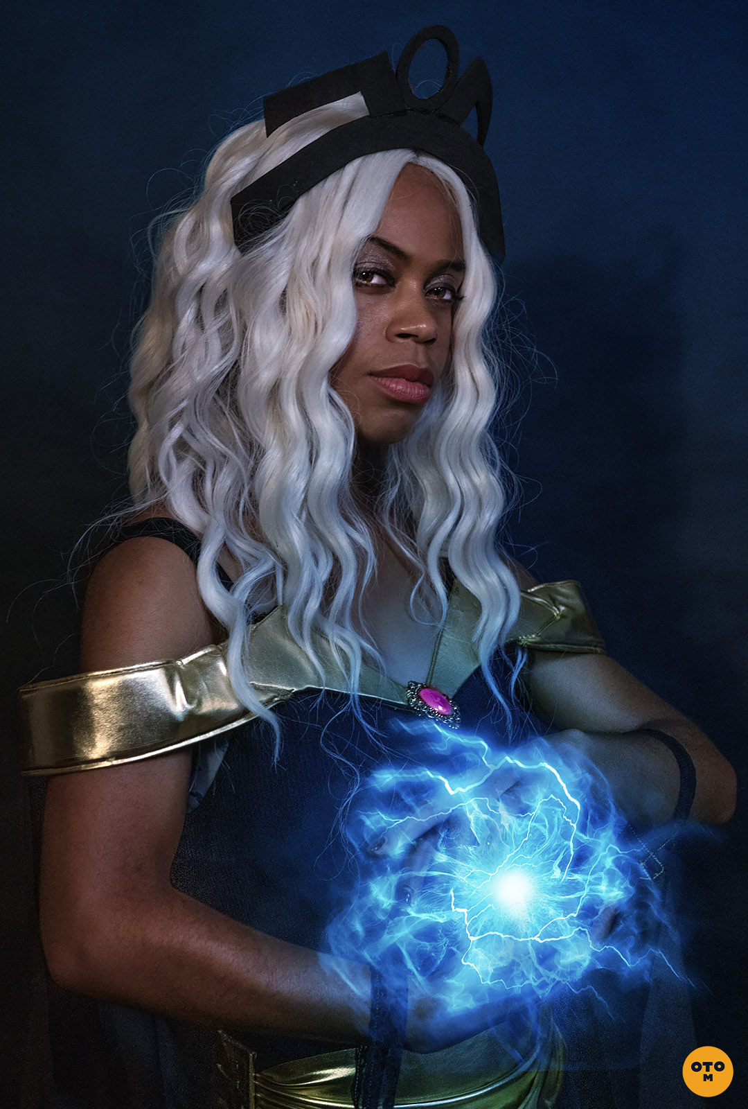 storm cosplayer holding lighting, cosplay photoshoot by otrominuto