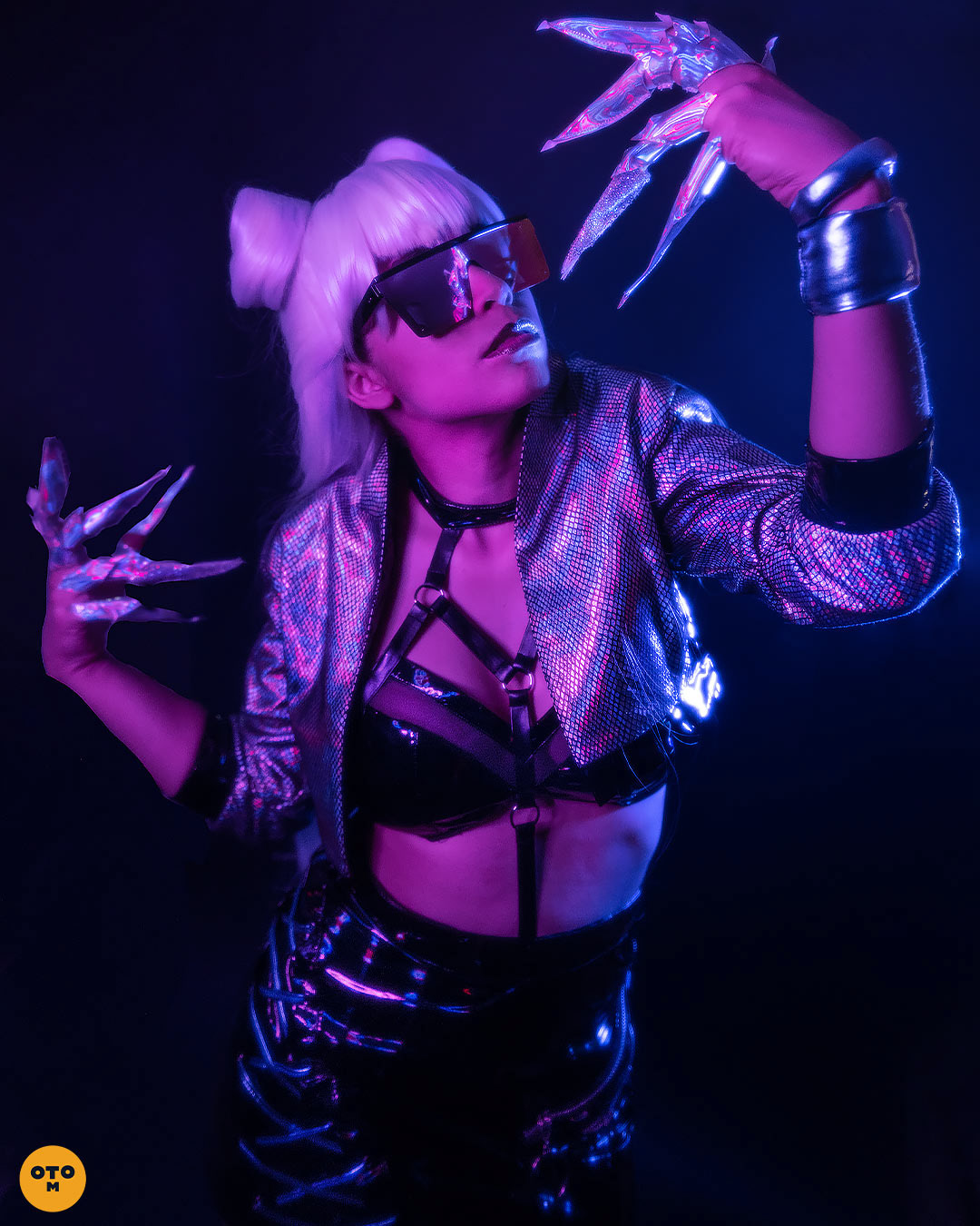 neon lights KDA Evelynn cosplay with emitela and photographer otrominuto. league of legends cosplayer