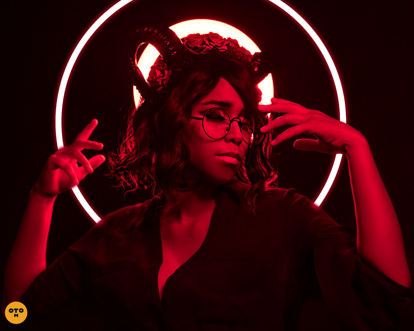 beautiful tiefling sorcerer dnd cosplayer, featuring @emi.tela. Photography by @otrominuto portrait photos