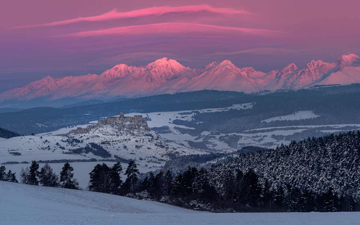 Spišský hrad a Tatry pred východom slnka