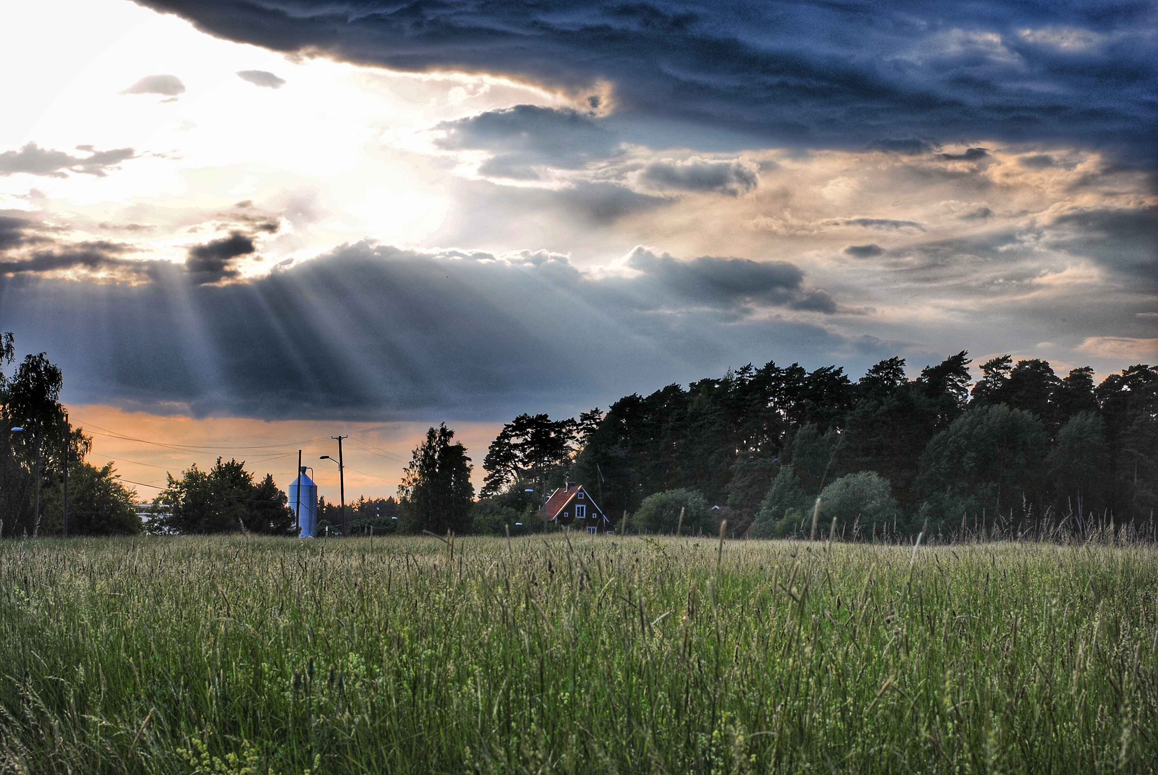 Solen lyser även på liten stuga...