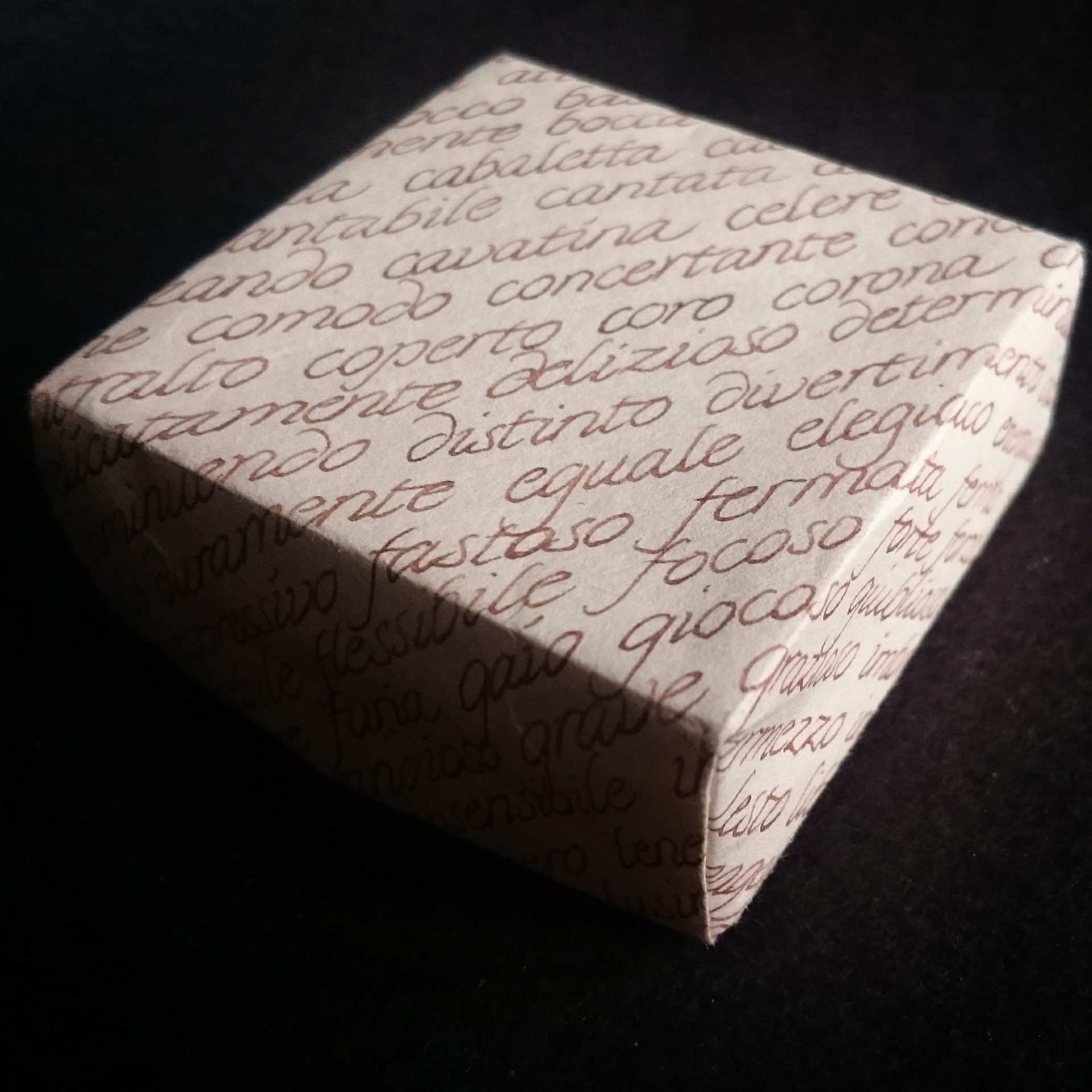 Origamivikt ask 5x5 cm med handtextad kalligrafi
