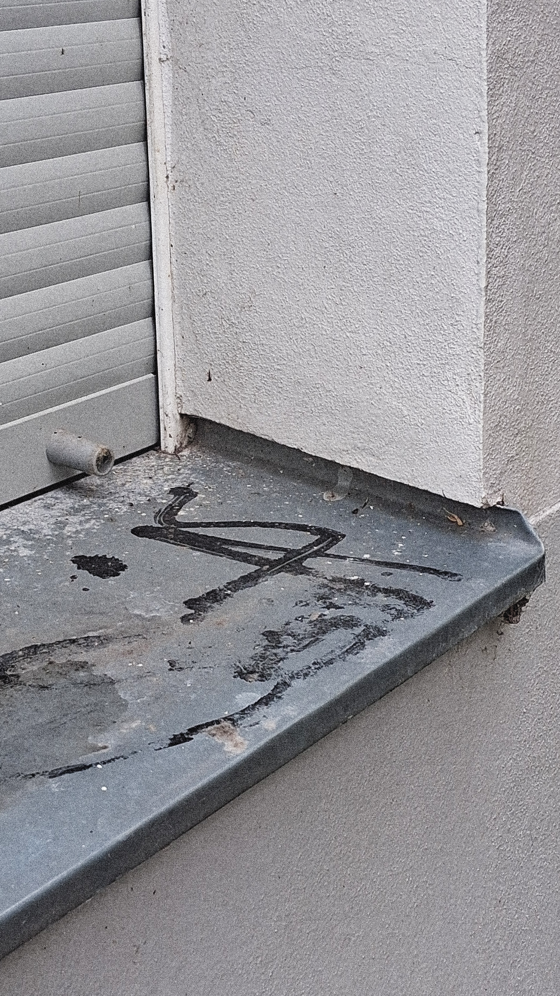 Metal Window Sills Anchored to the Facade Plaster - Berlin