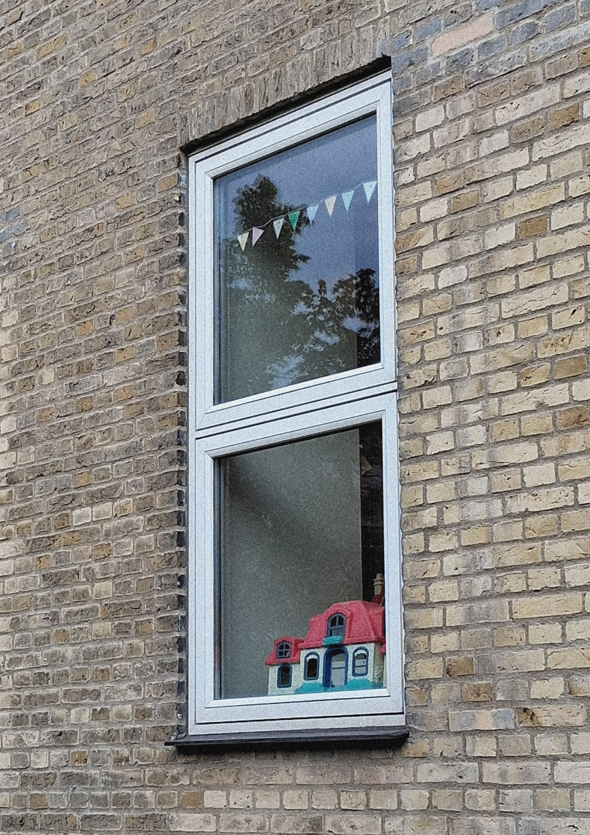 Windows adherent to the facade allow decoration of generous window sills - Copenhagen