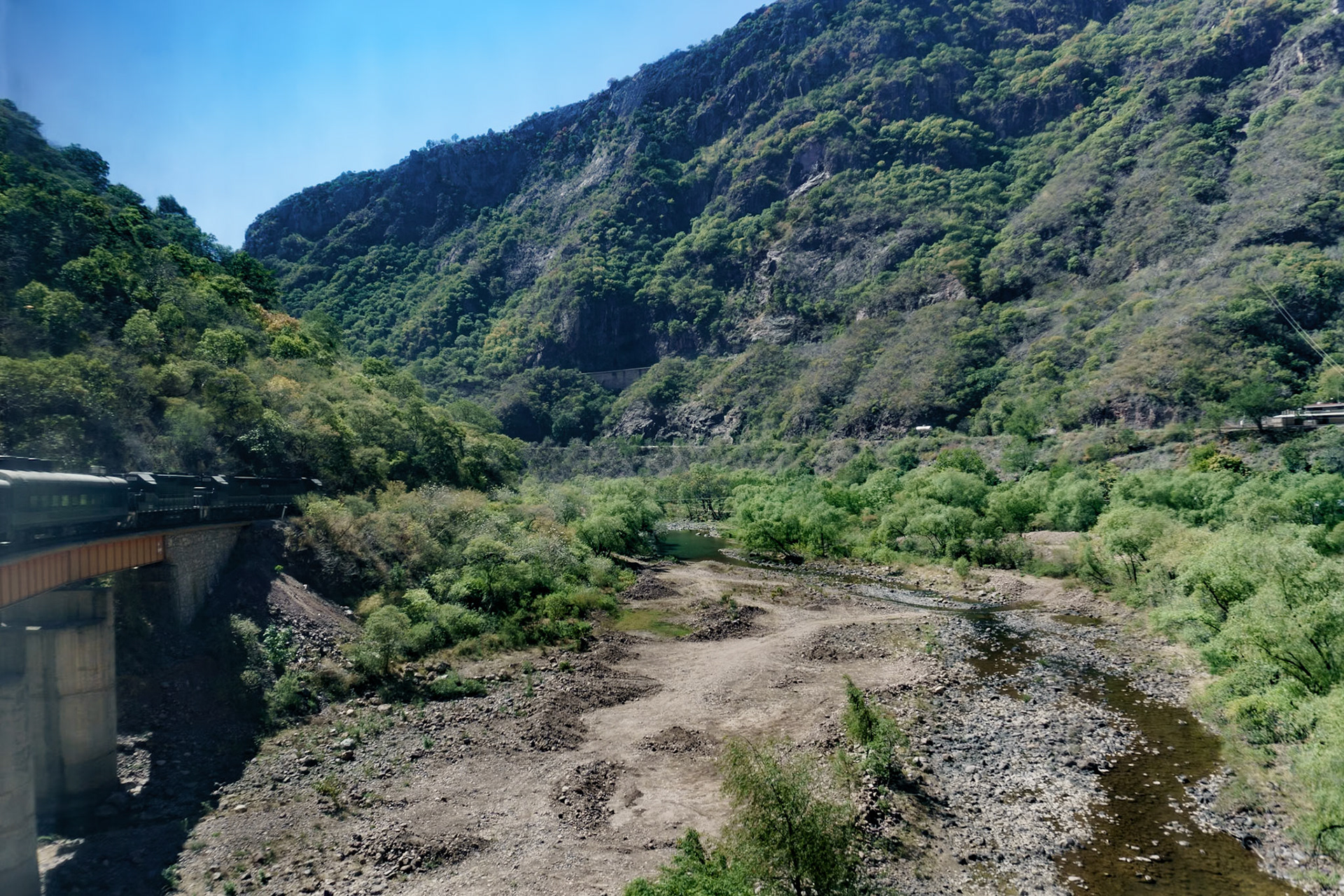 TRain loop on way to El Fuerte