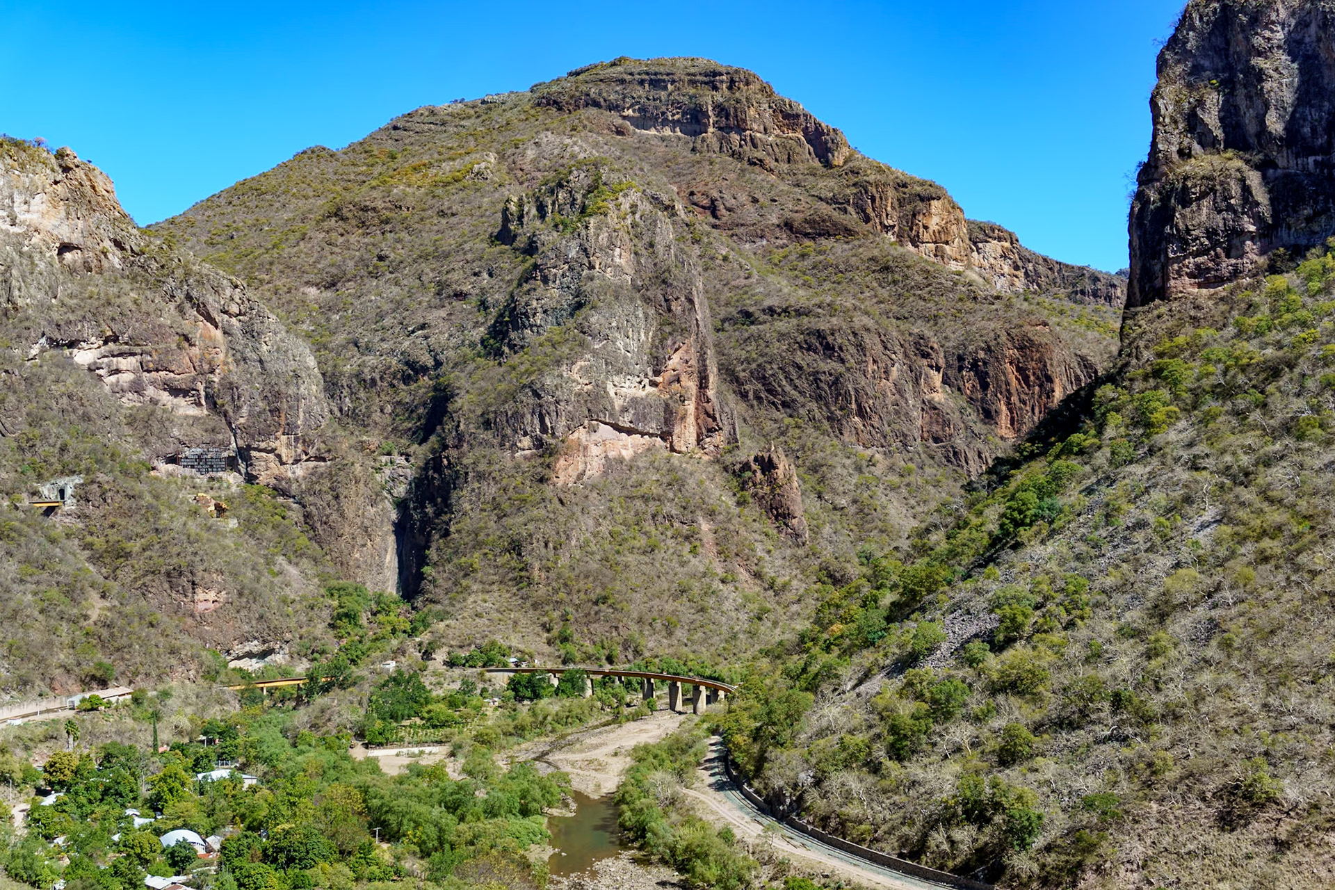 Circular train bridge on way to El Fuerte