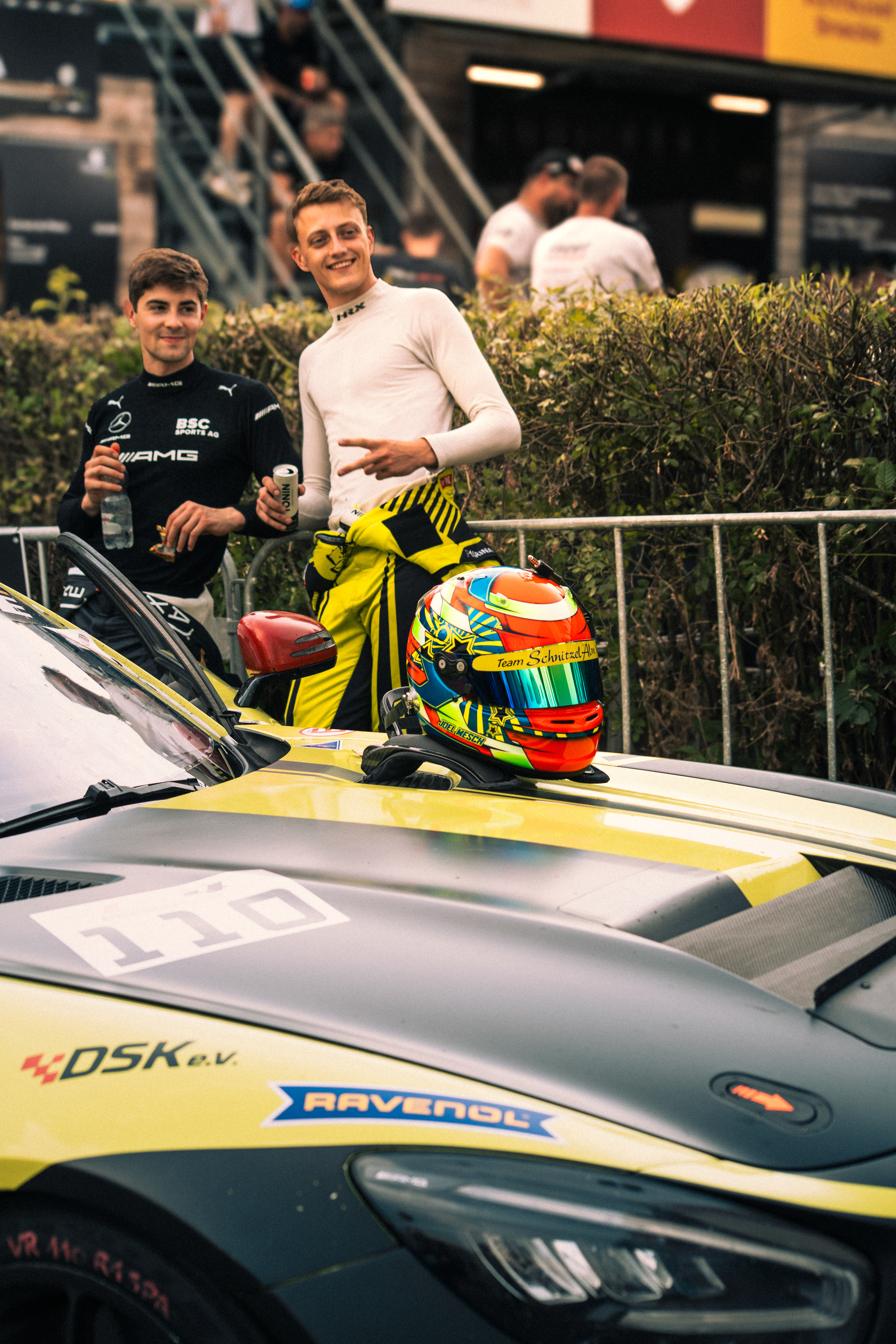 LES DEUX PILOTES JULIEN APOTHELOZ ET JOEL MESCH PILOTE DE GT4 
