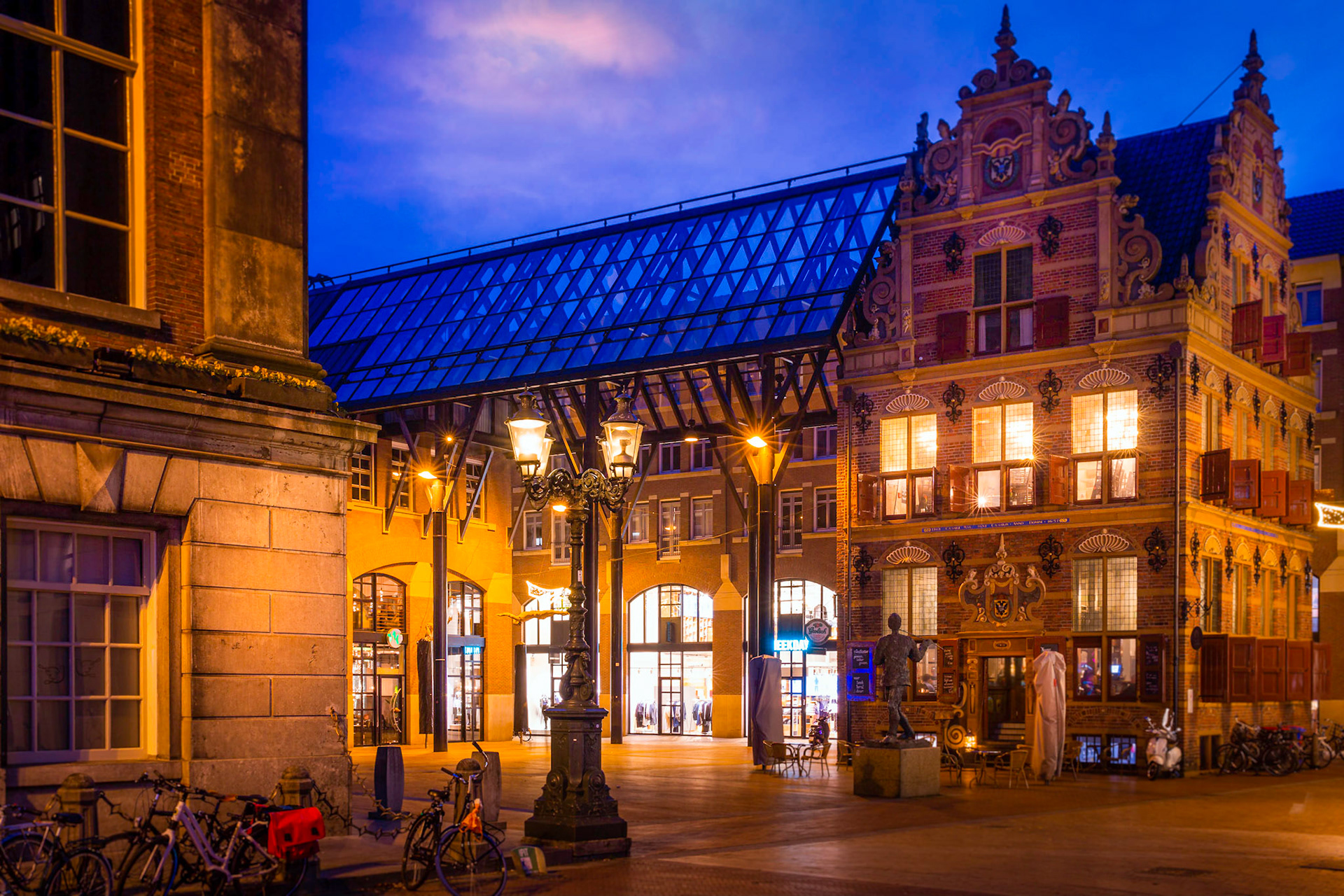 Groningen, Waagplein. The Gold Office.