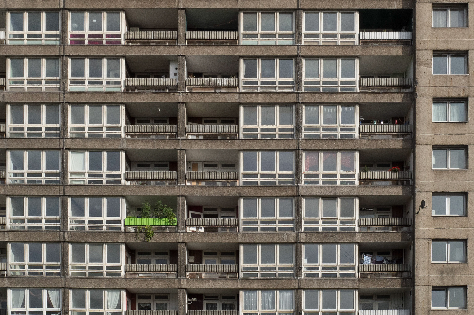 146 homes, Balfron Tower, London - Erno Goldfinger