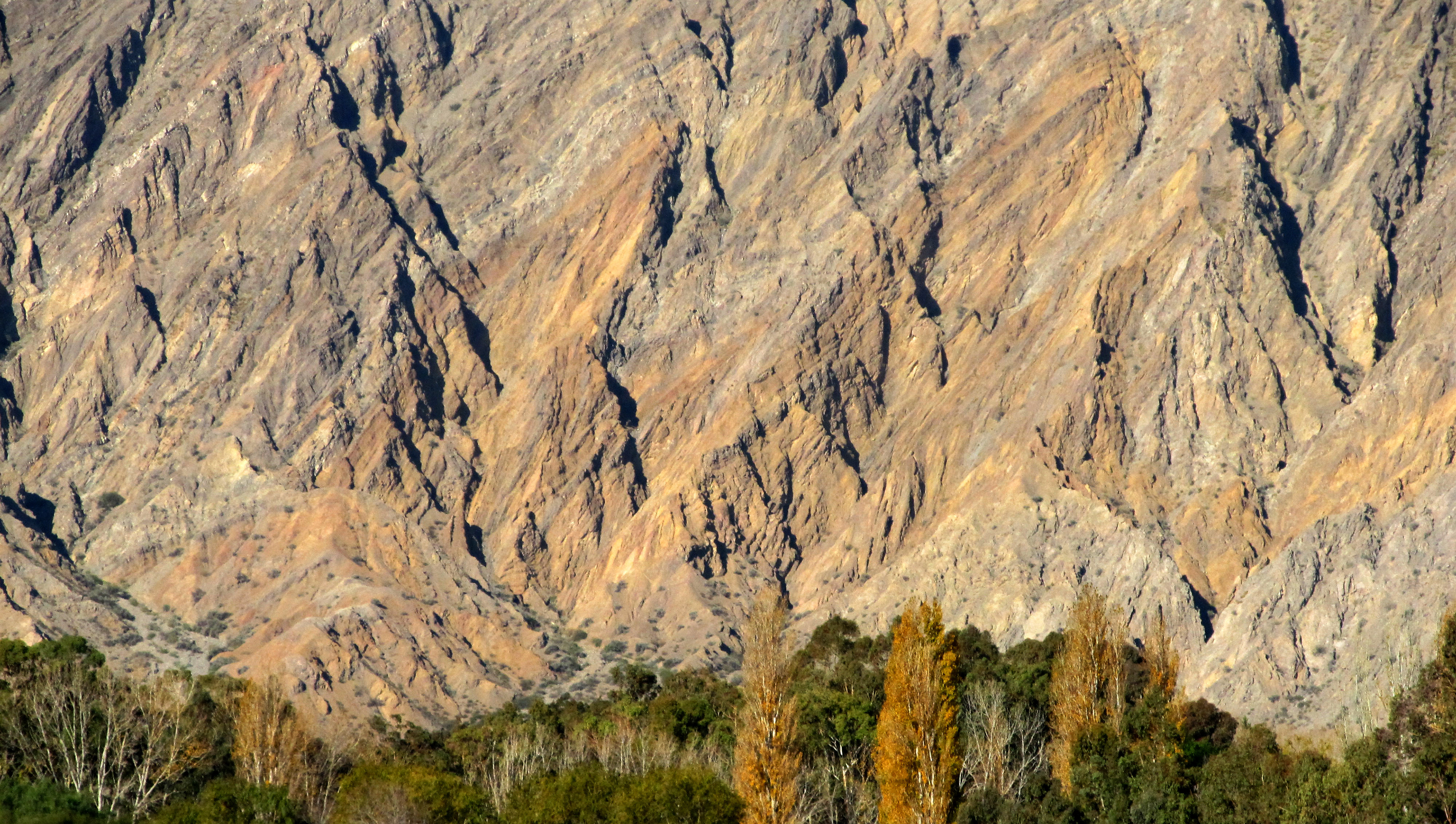 Murallas de rocas calizas plegadas en la Sierra de Marquesado, Villa Tacú, San Juan, Argentina