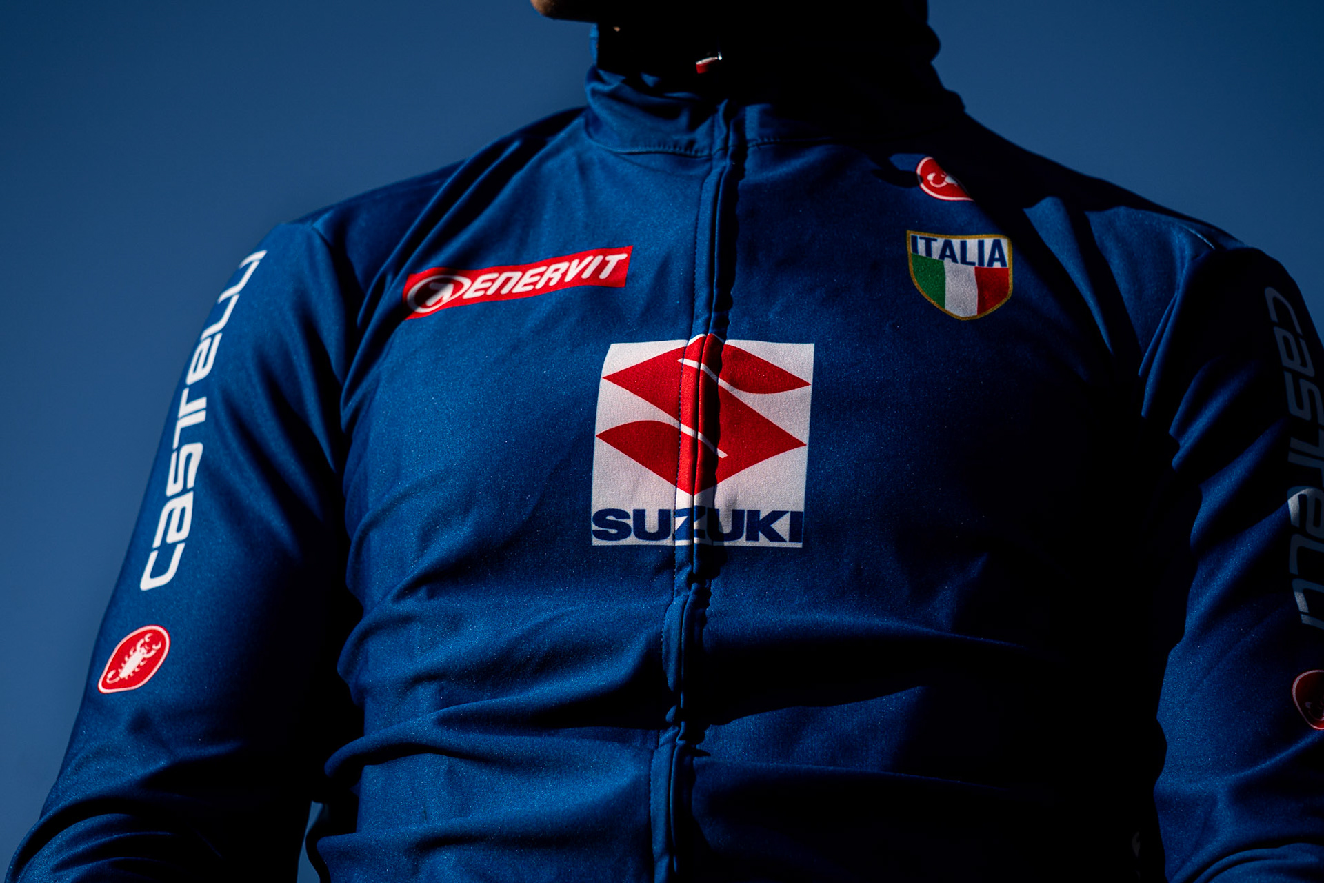 Dettaglio macro e dissezione visiva della materia meccanica nel ciclismo