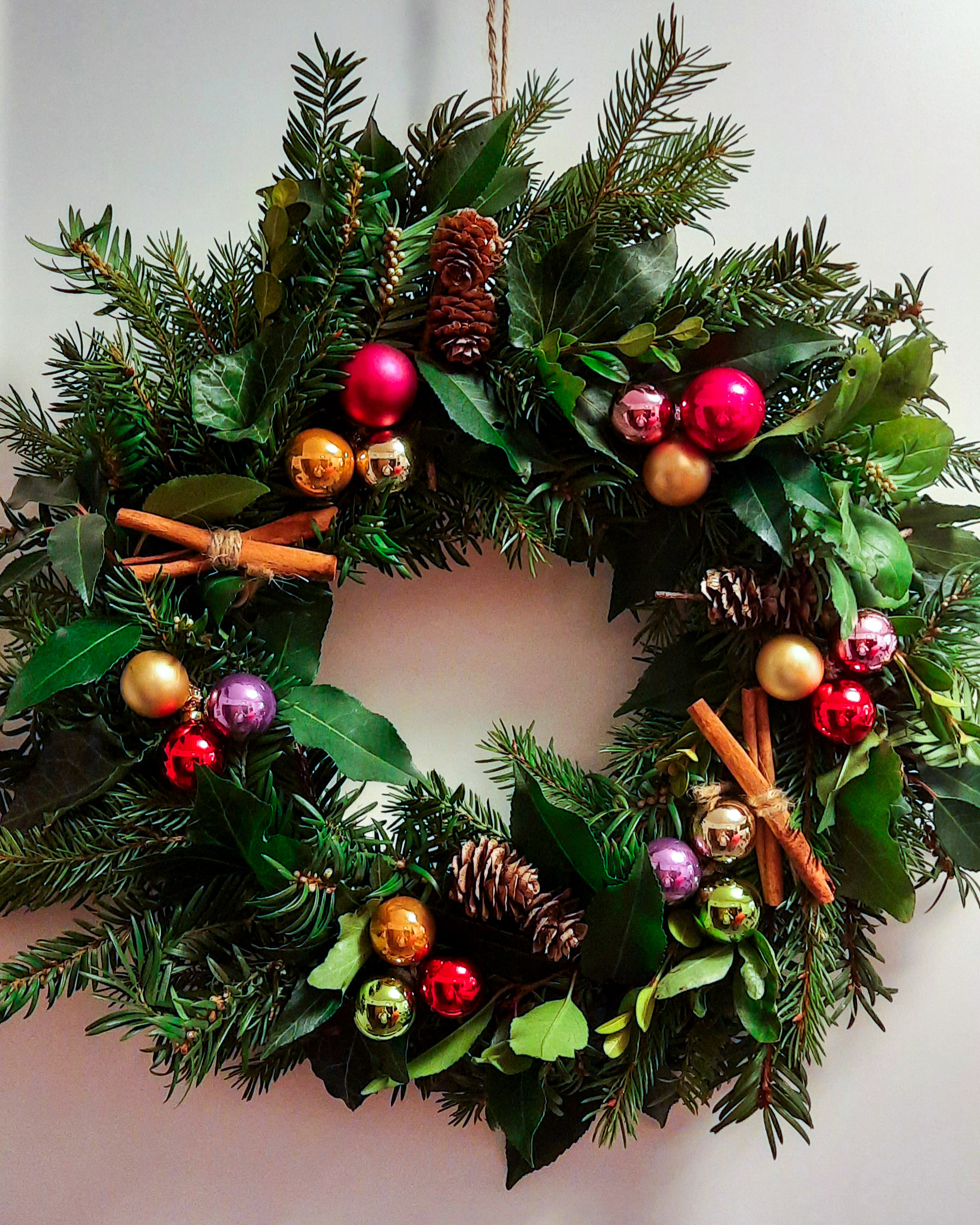 Winter-Kranz mit Zapfen, Zimtstangen & Weihnachtskugeln, ca. Ø 40cm, Strohring