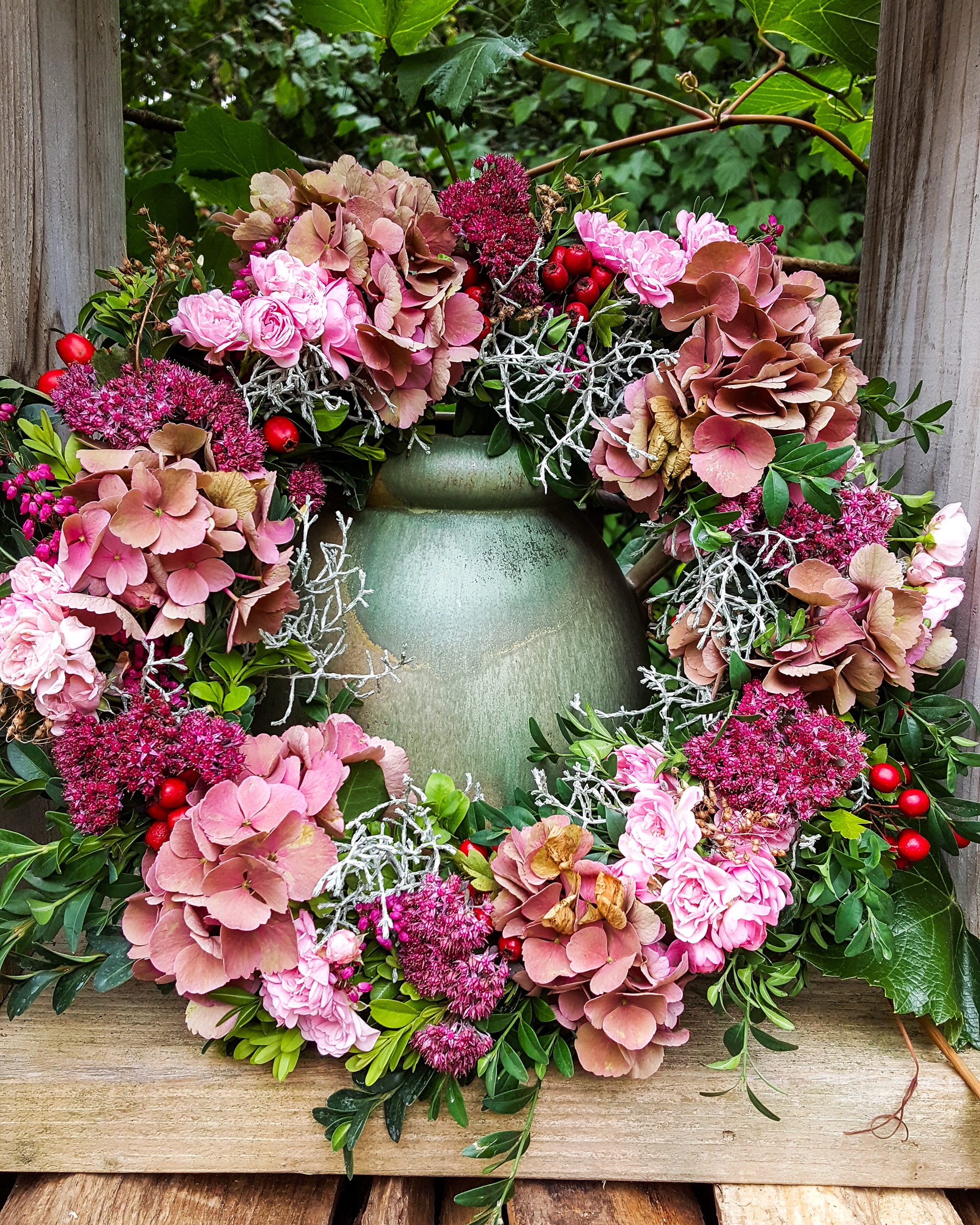 Herbst-Kranz mit Fette Henne, Beeren & Silberdraht, ca. Ø 40cm, Strohring