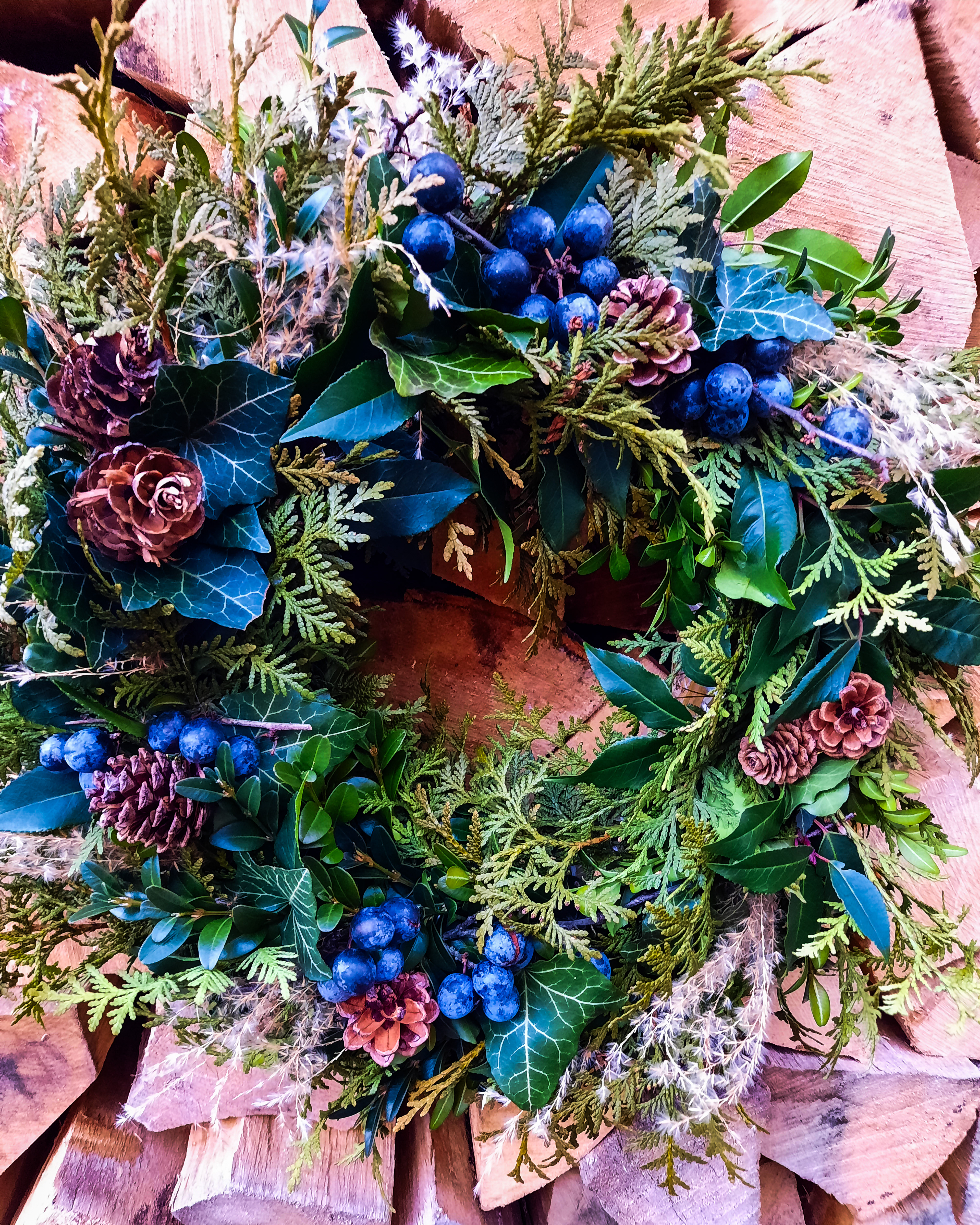 Winter-Kranz mit Zapfen, Schlehdorn & Gräsern, ca. Ø 40cm, Strohring