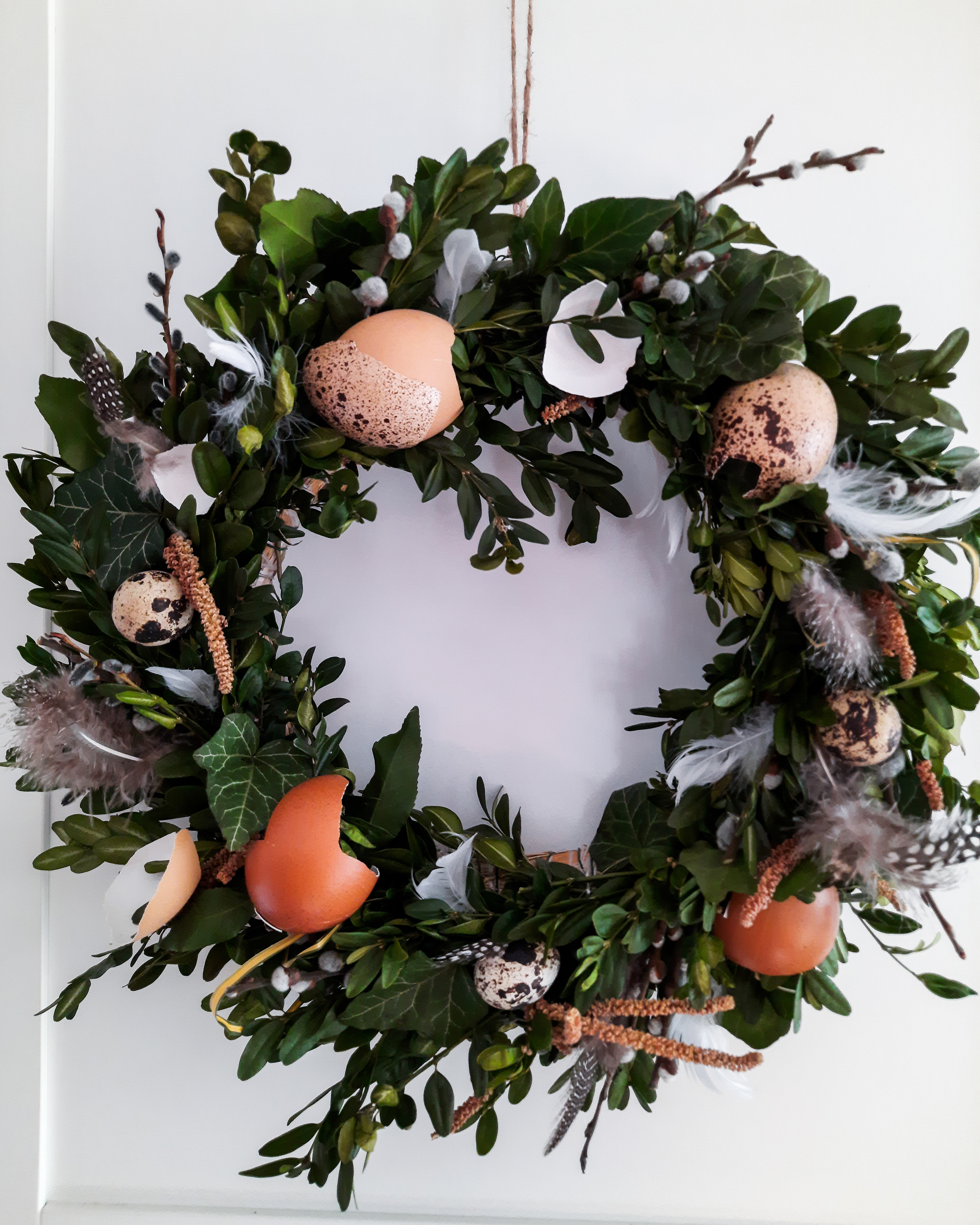 Frühlings-Kranz mit Eierschalen, Weidenkätzchen & Federn, ca. Ø 40cm, Strohring