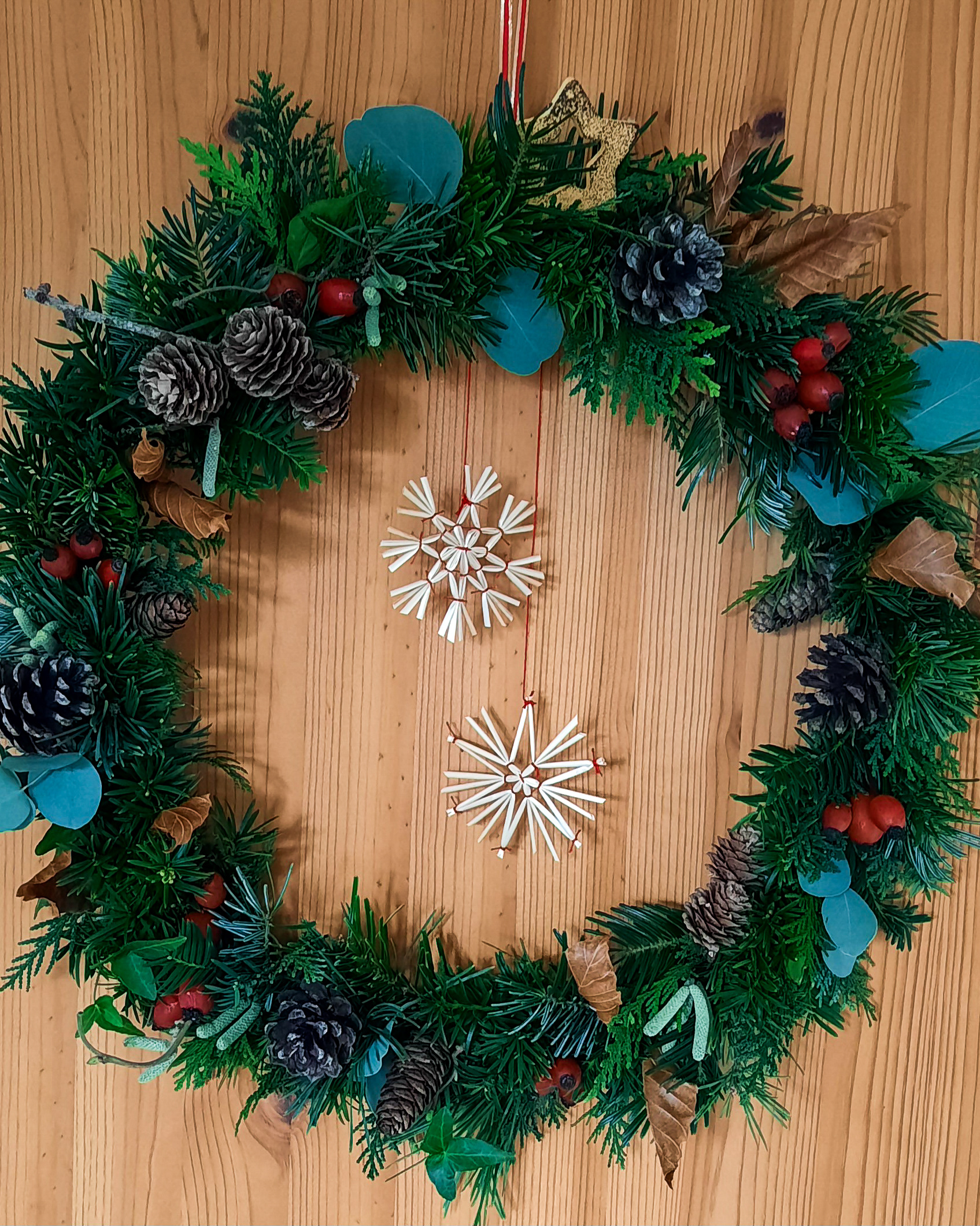 Winter-Kranz mit Zapfen, Beeren & Eukalyptus, ca. Ø 38cm, Metallring