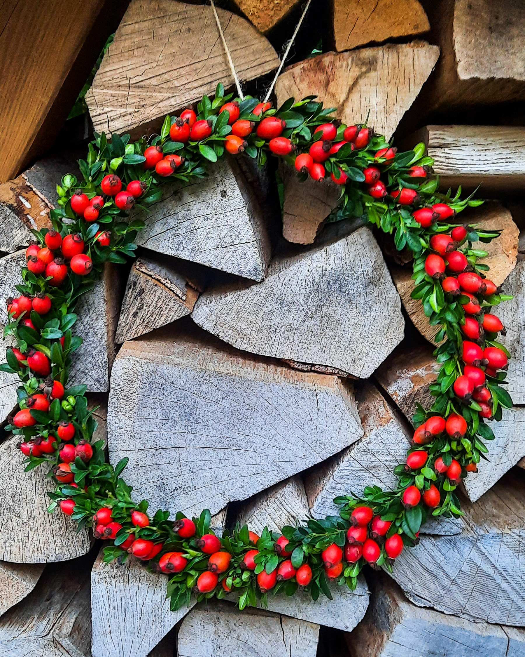 Herbst-Kranz mit Hagebutten, ca. Ø 38cm, Metallring