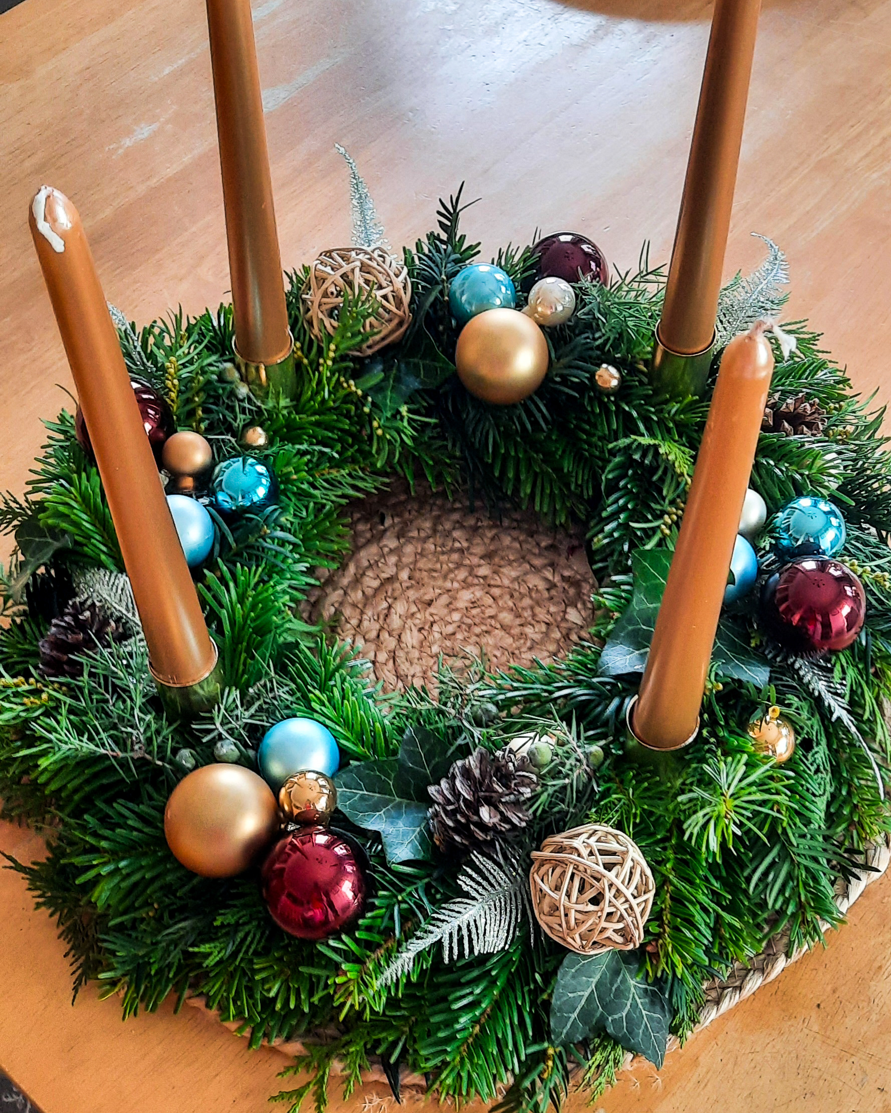 Adventskranz mit Weihnachtsschmuck, ca. Ø 45cm, Strohring