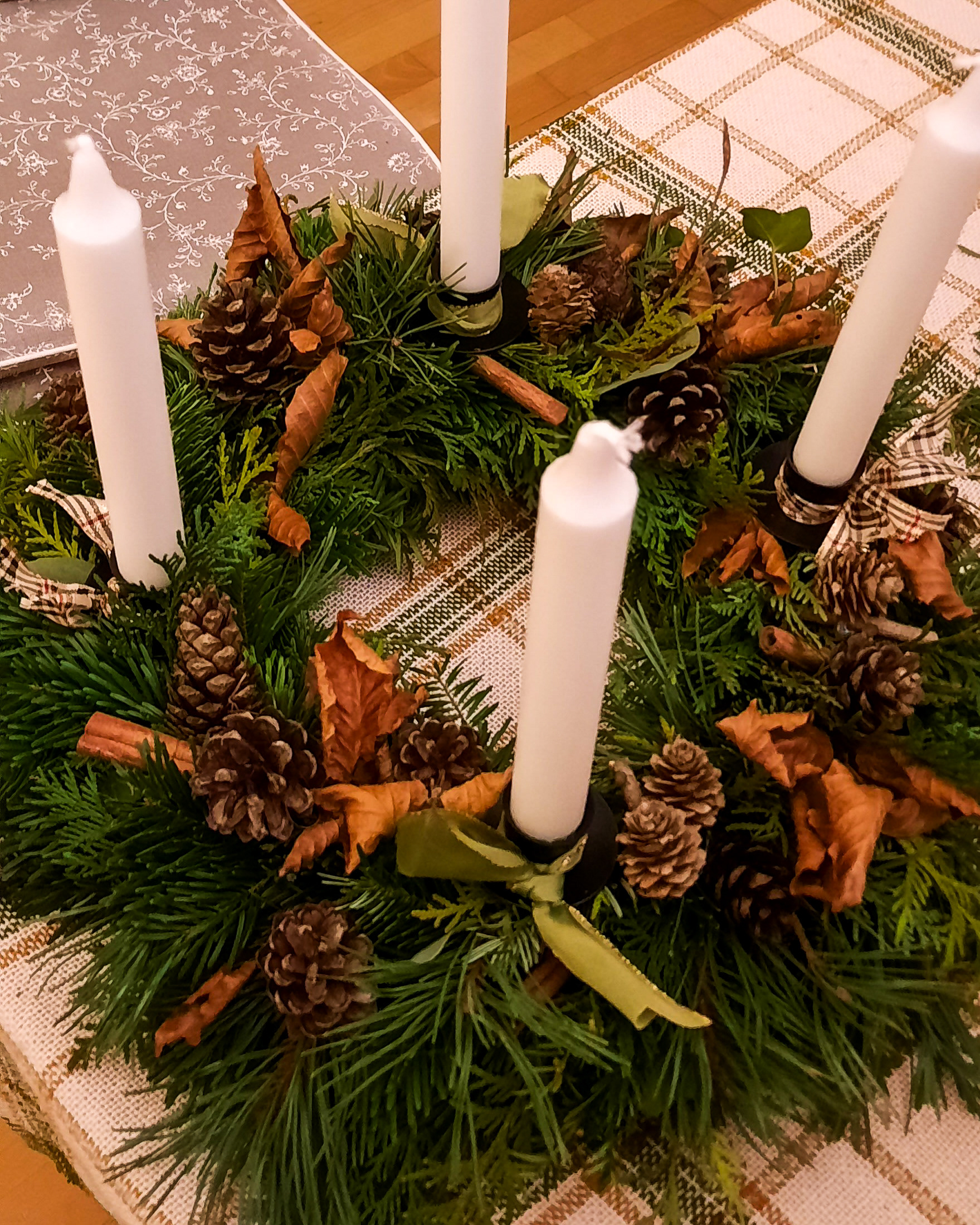 Adventskranz mit Weihnachtsschmuck, ca. Ø 45cm, Strohring