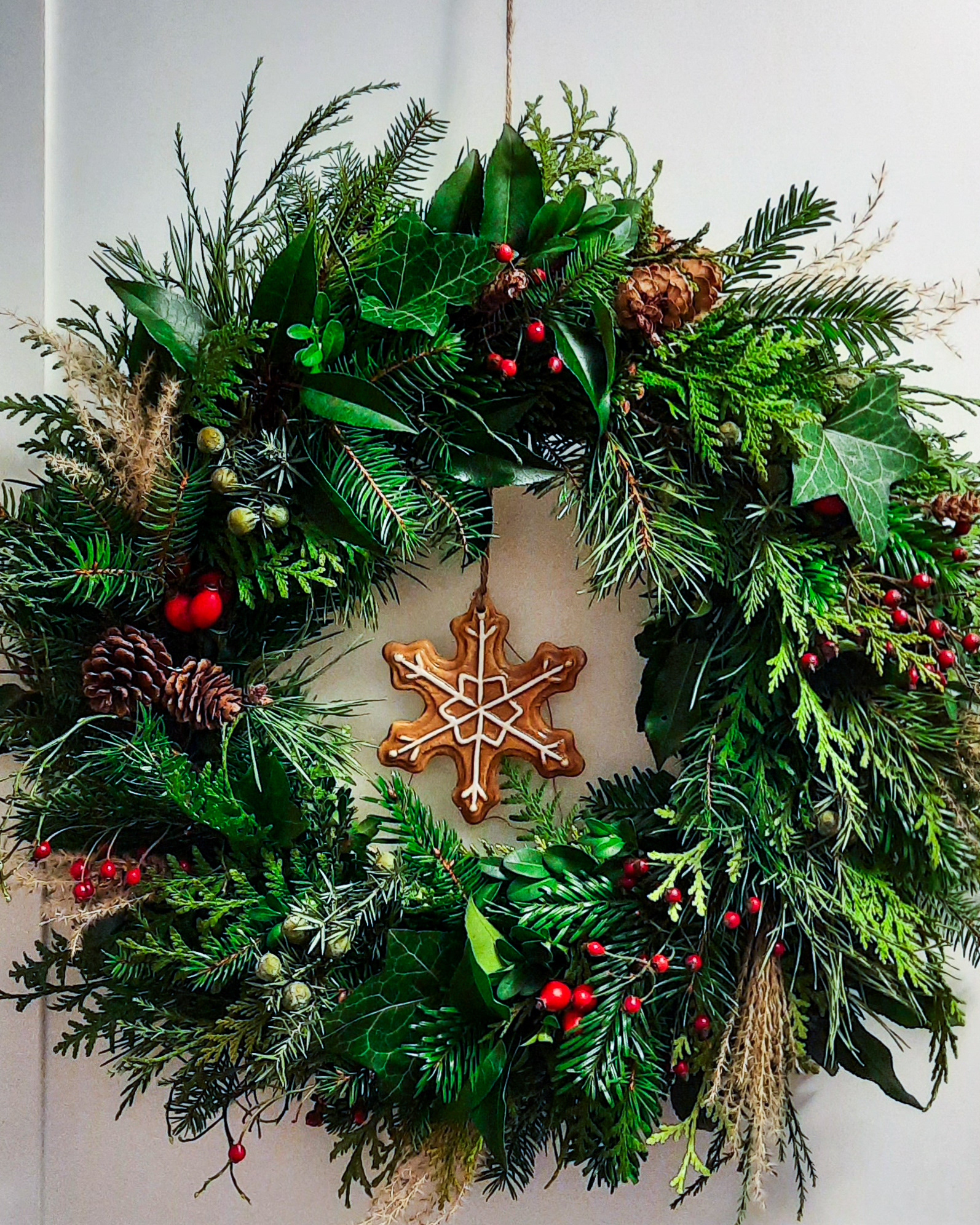 Winter-Kranz mit Zapfen, Beeren & Gräsern, ca. Ø 40cm, Strohring