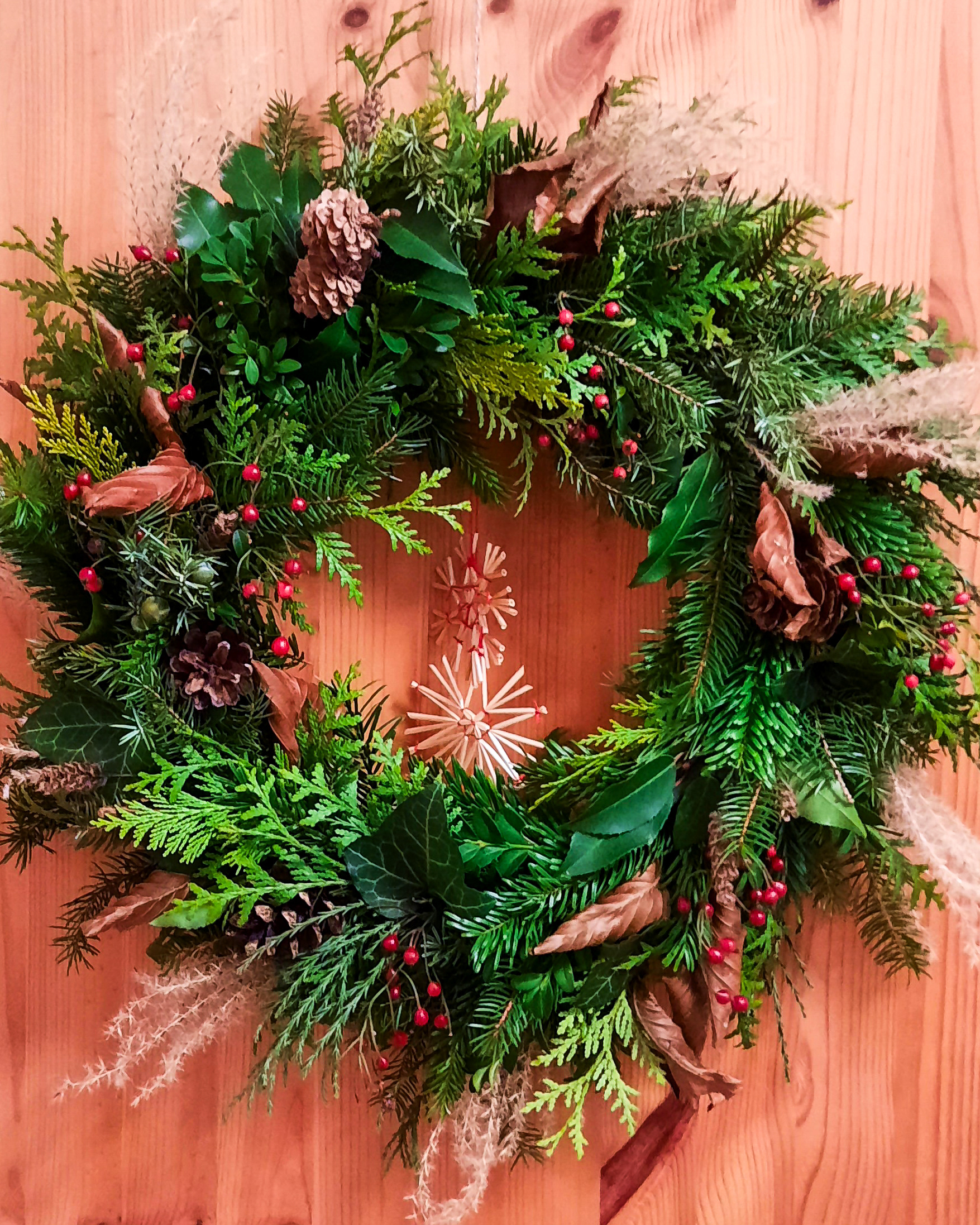 Winter-Kranz mit Zapfen, Beeren & Gräsern, ca. Ø 40cm, Strohring