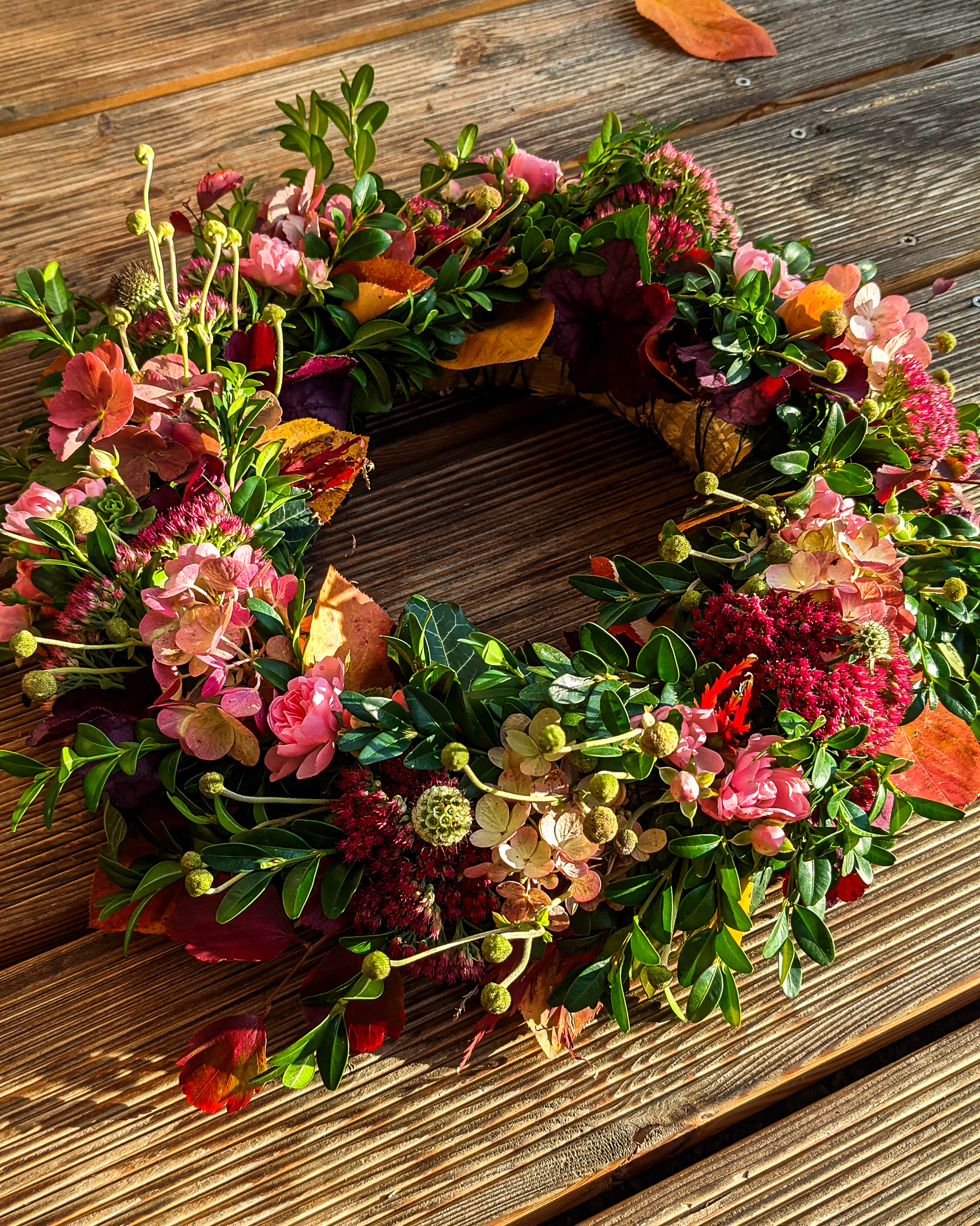 Herbst-Kranz mit Fette Henne, Beeren & Rose, ca. Ø 40cm, Strohring