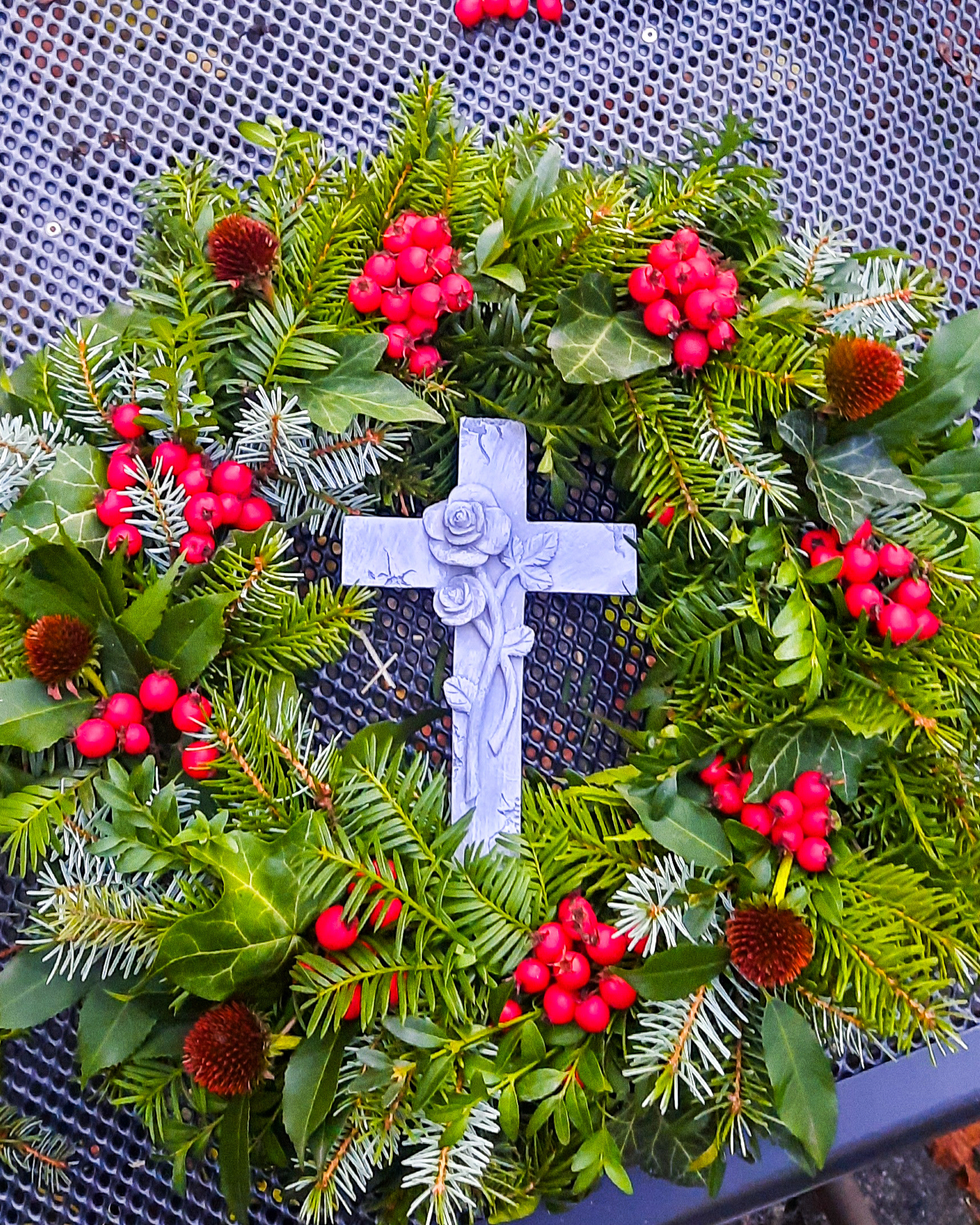 Grabschmuck mit Beeren, ca. Ø 45cm, Strohring
