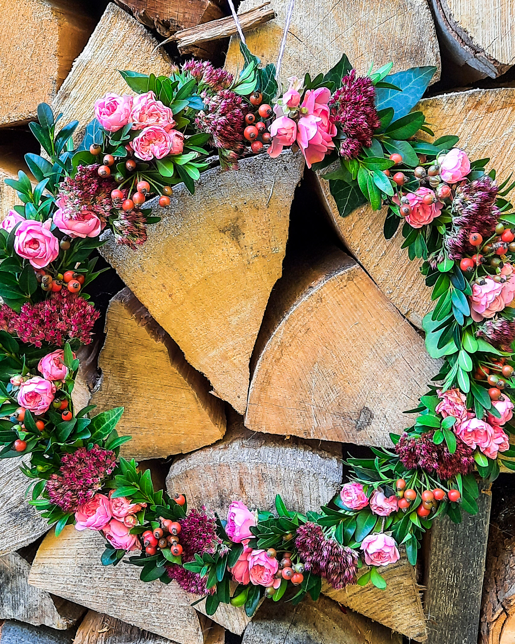 Sommer-Kranz mit Fette Henne, Hortensie, Rose & Beeren, ca. Ø 40cm, Metallring