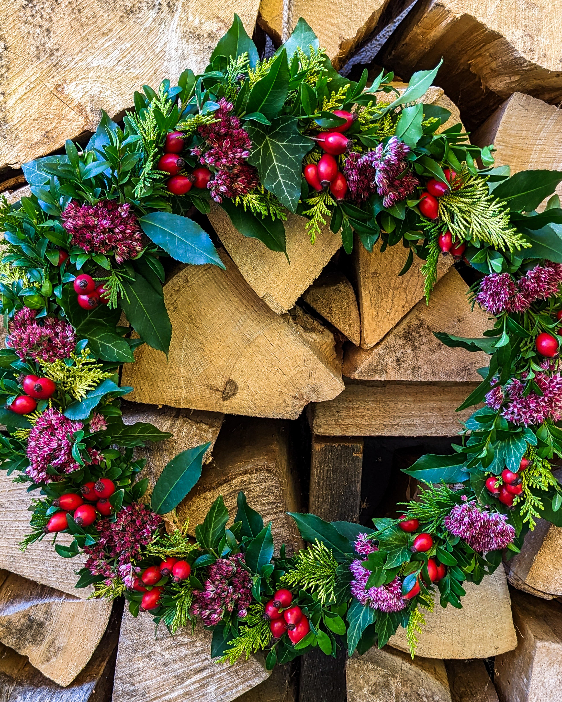 Herbst-Kranz mit Fette Henne, Beeren & Hagebutte, ca. Ø 38cm, Metallring