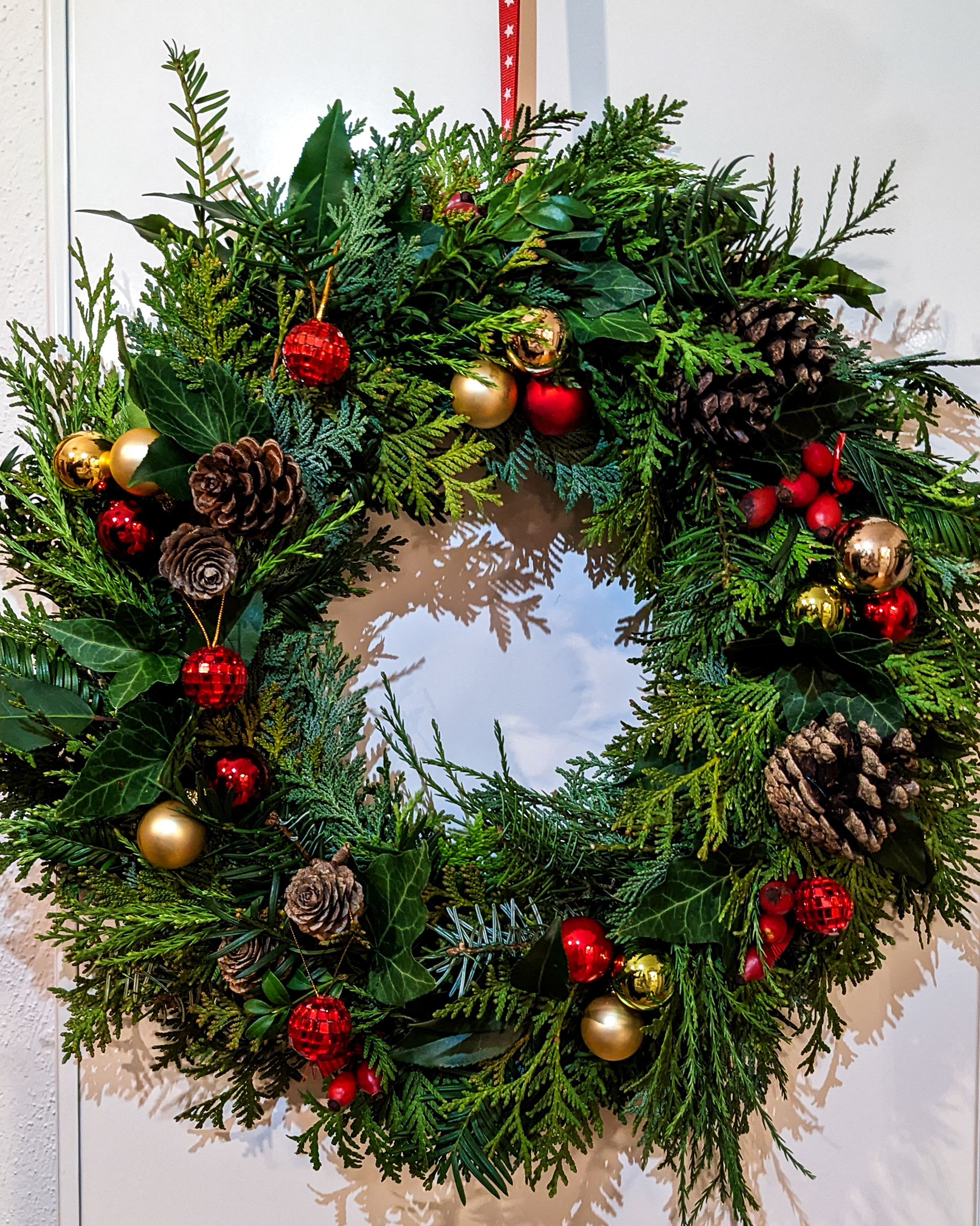 Winter-Kranz mit Zapfen & Weihnachtskugeln, ca. Ø 40cm, Strohring