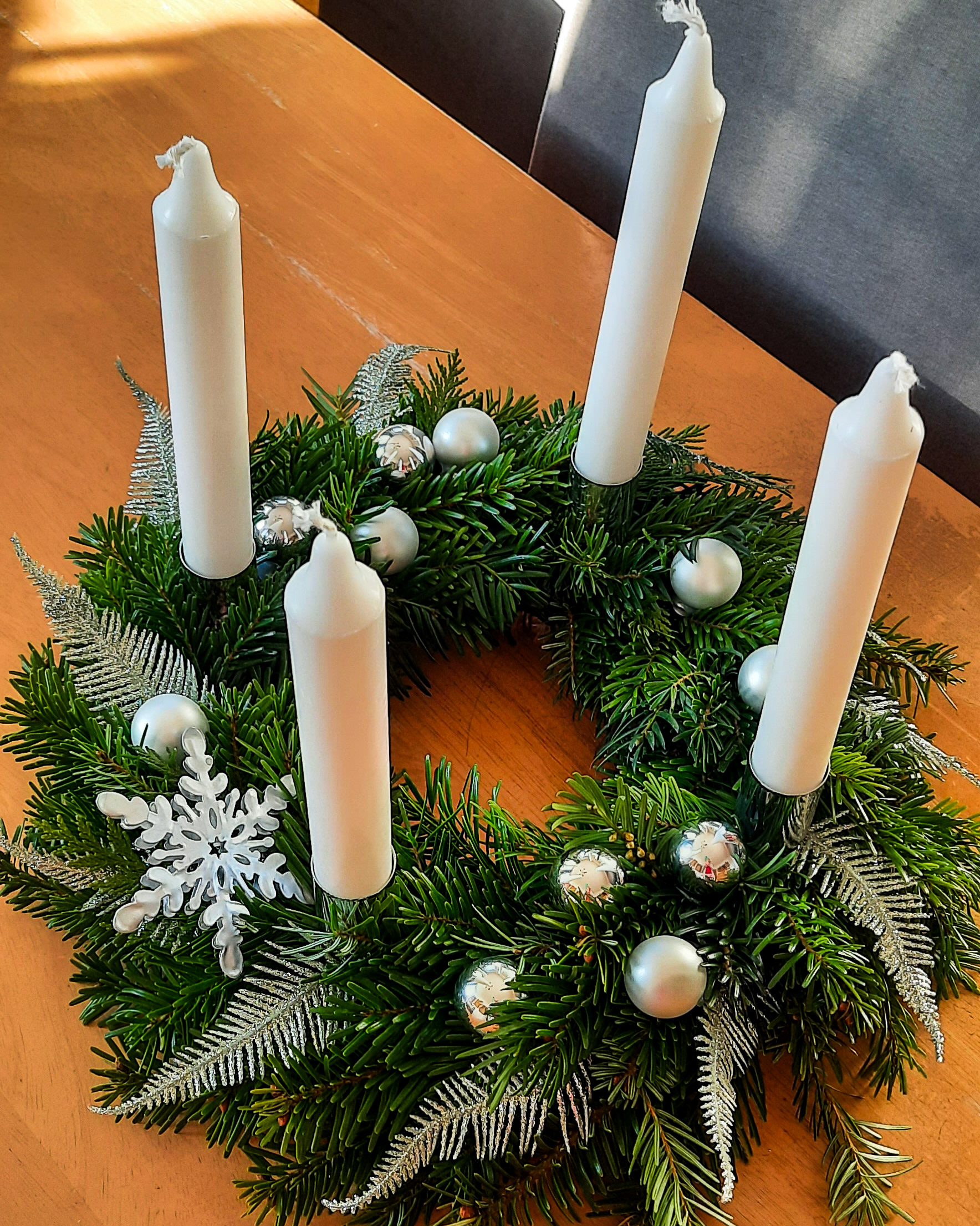 Adventskranz mit Weihnachtsschmuck, ca. Ø 45cm, Strohring