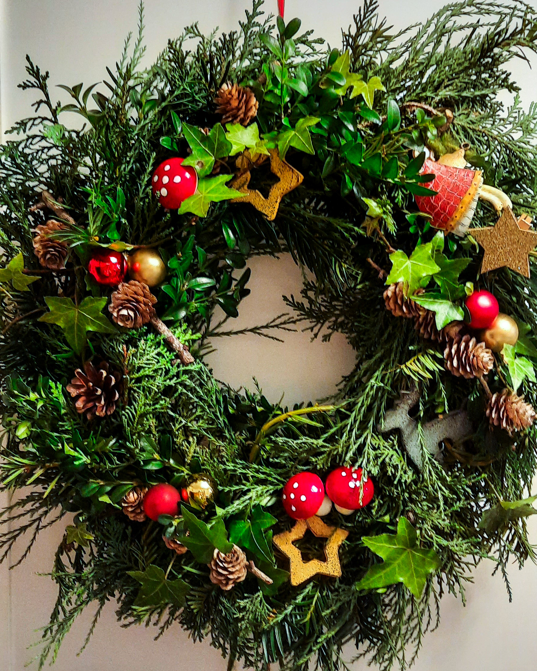 Winter-Kranz mit Zapfen & Weihnachtskugeln, ca. Ø 40cm, Strohring